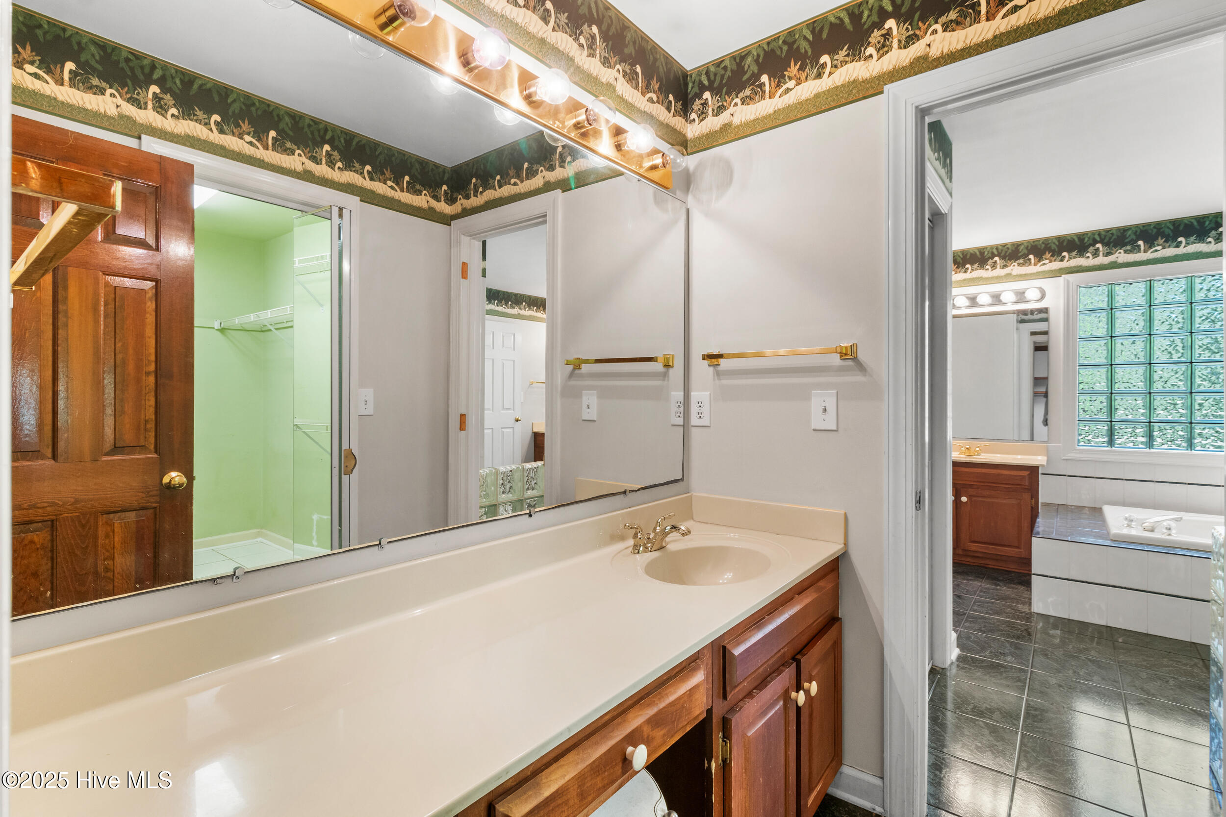 100502660 | Photo 22