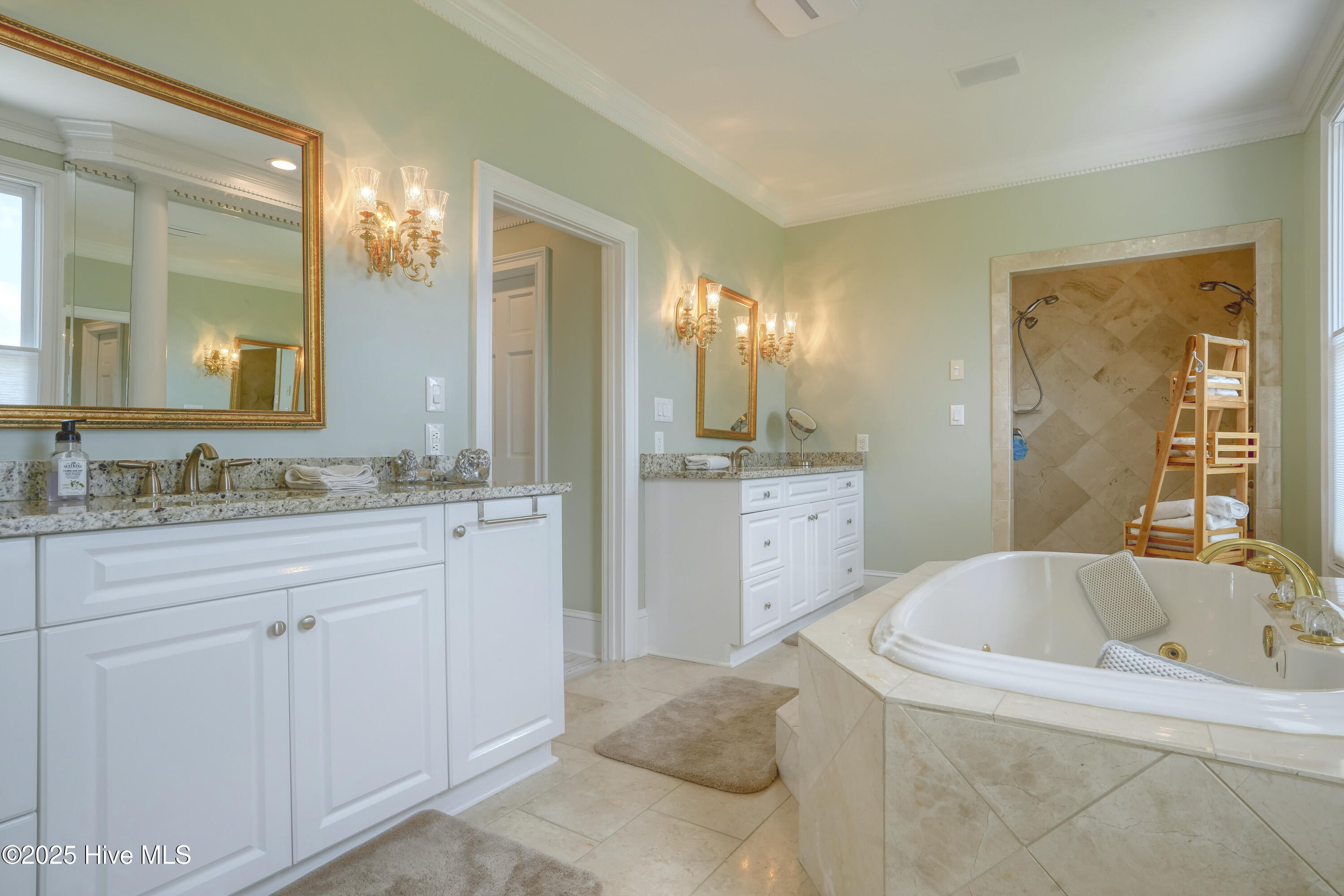 100512986 | Photo 33