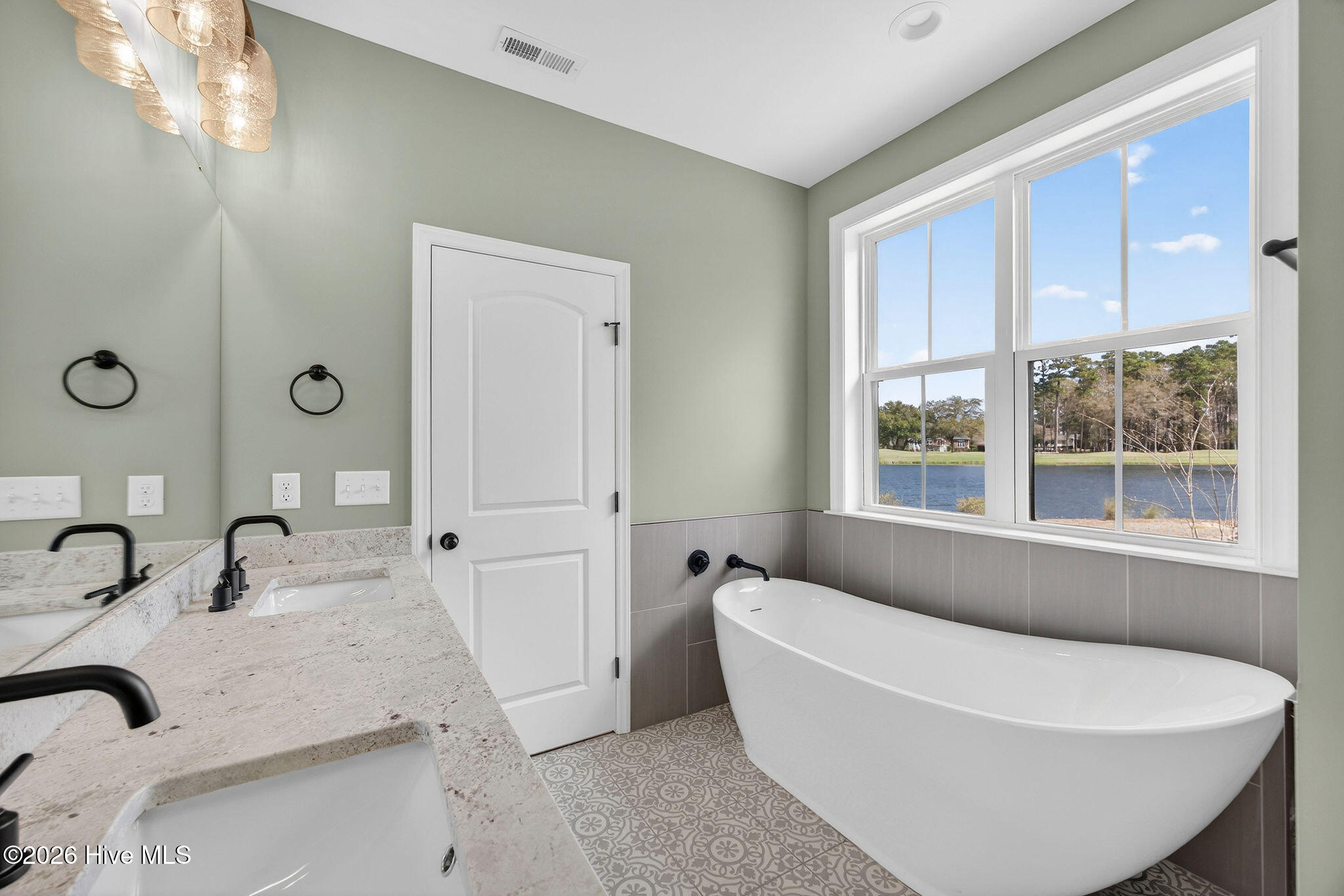 100542408 | Photo 34