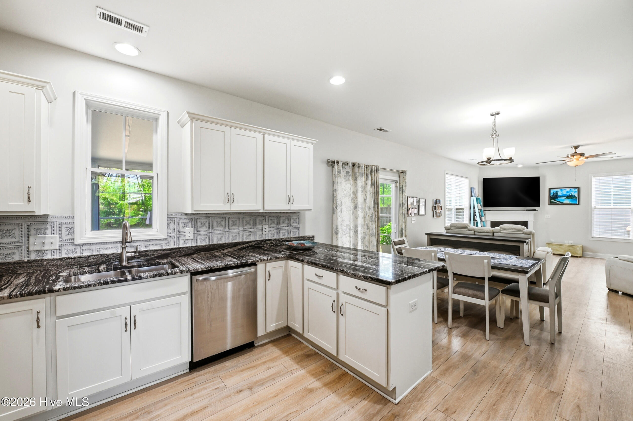 100567137 | Photo 14