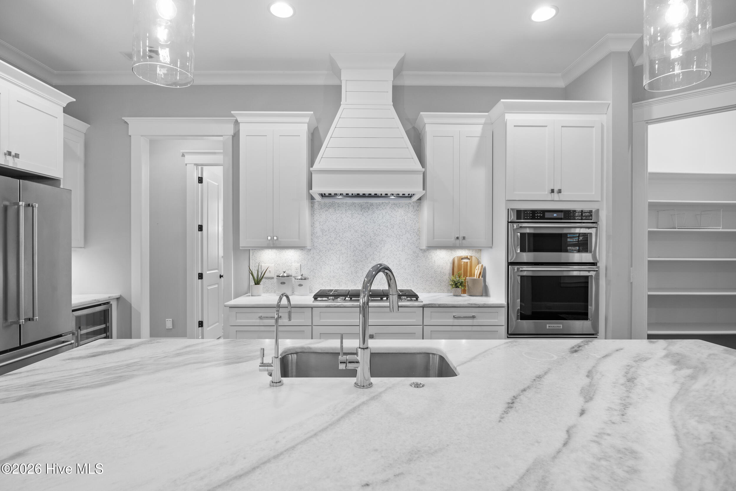 100569354 | Photo 23