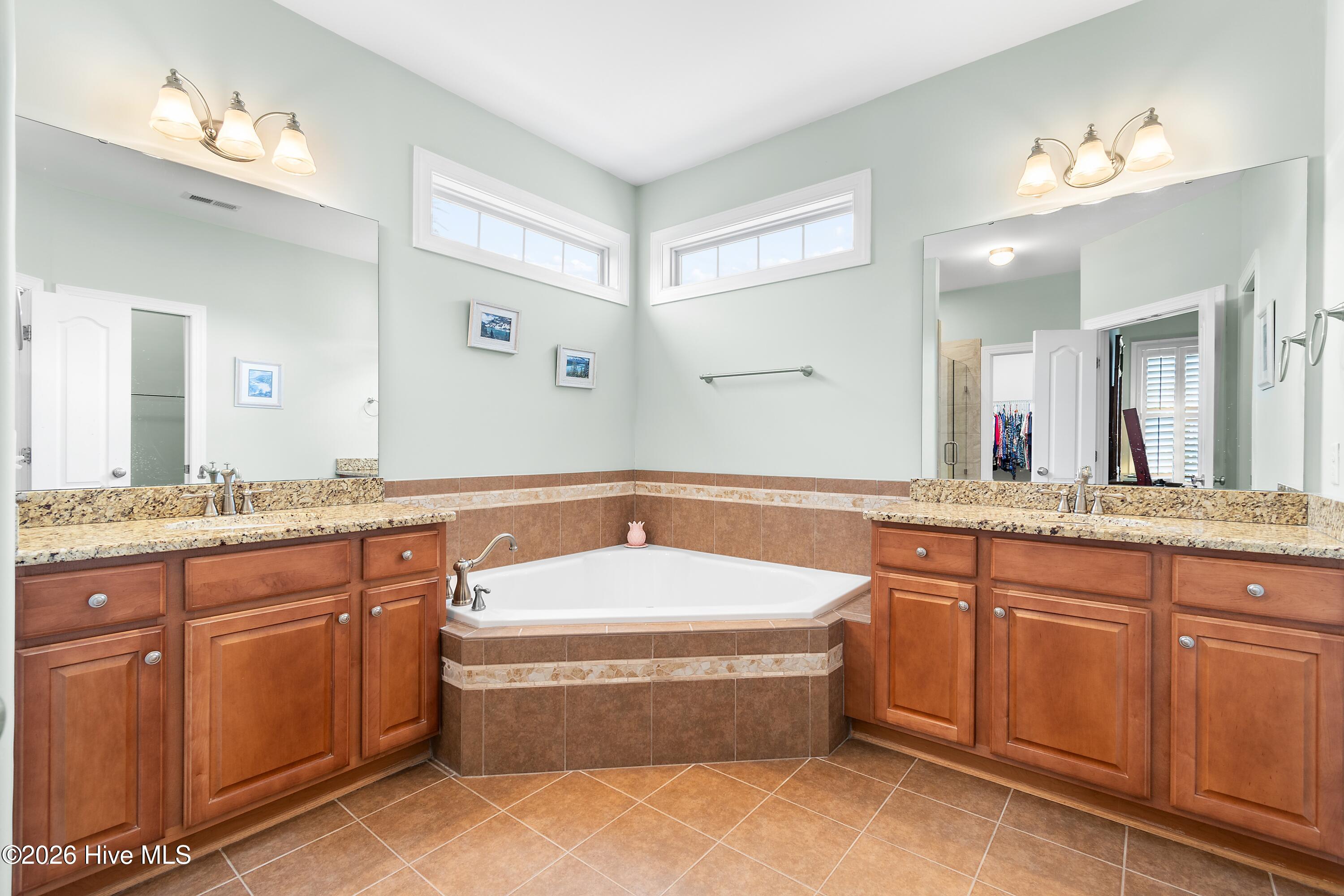 100554083 | Photo 23