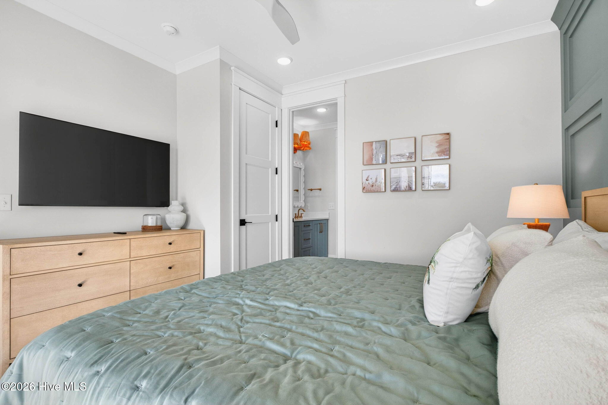 100570262 | Photo 49