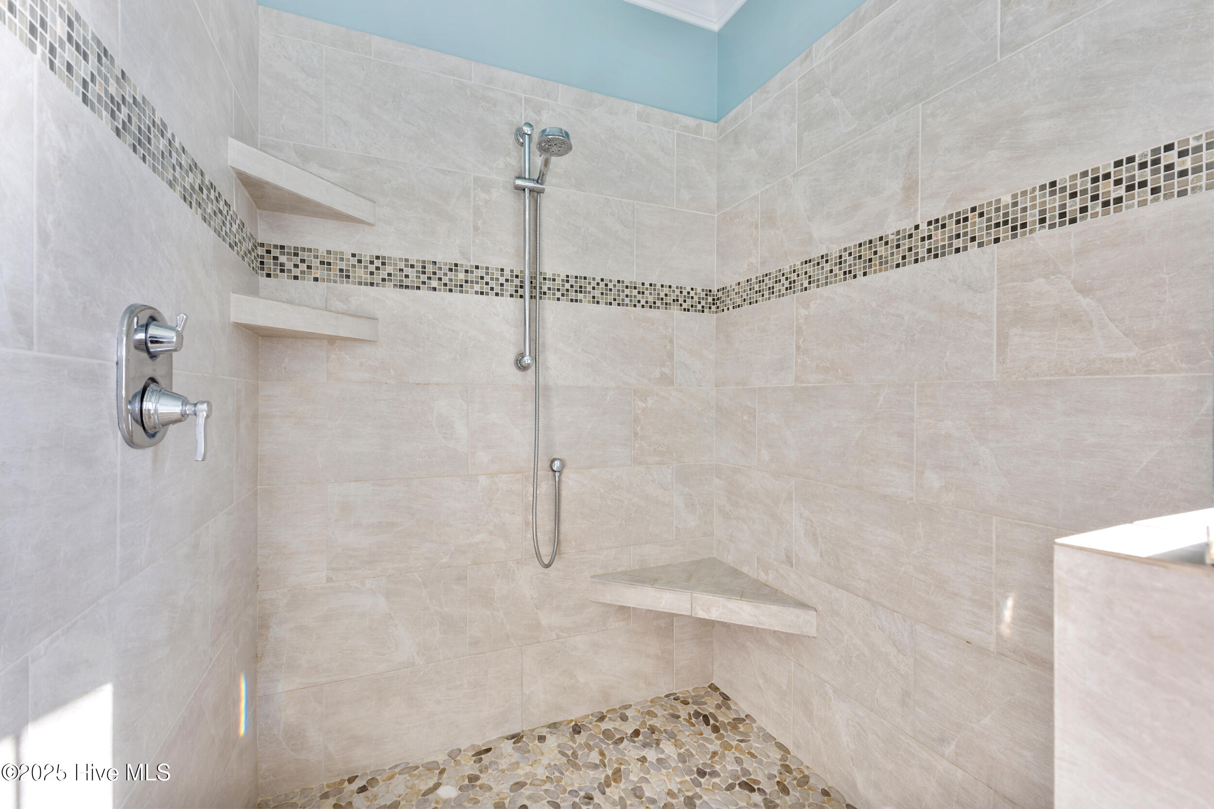 100549327 | Photo 28