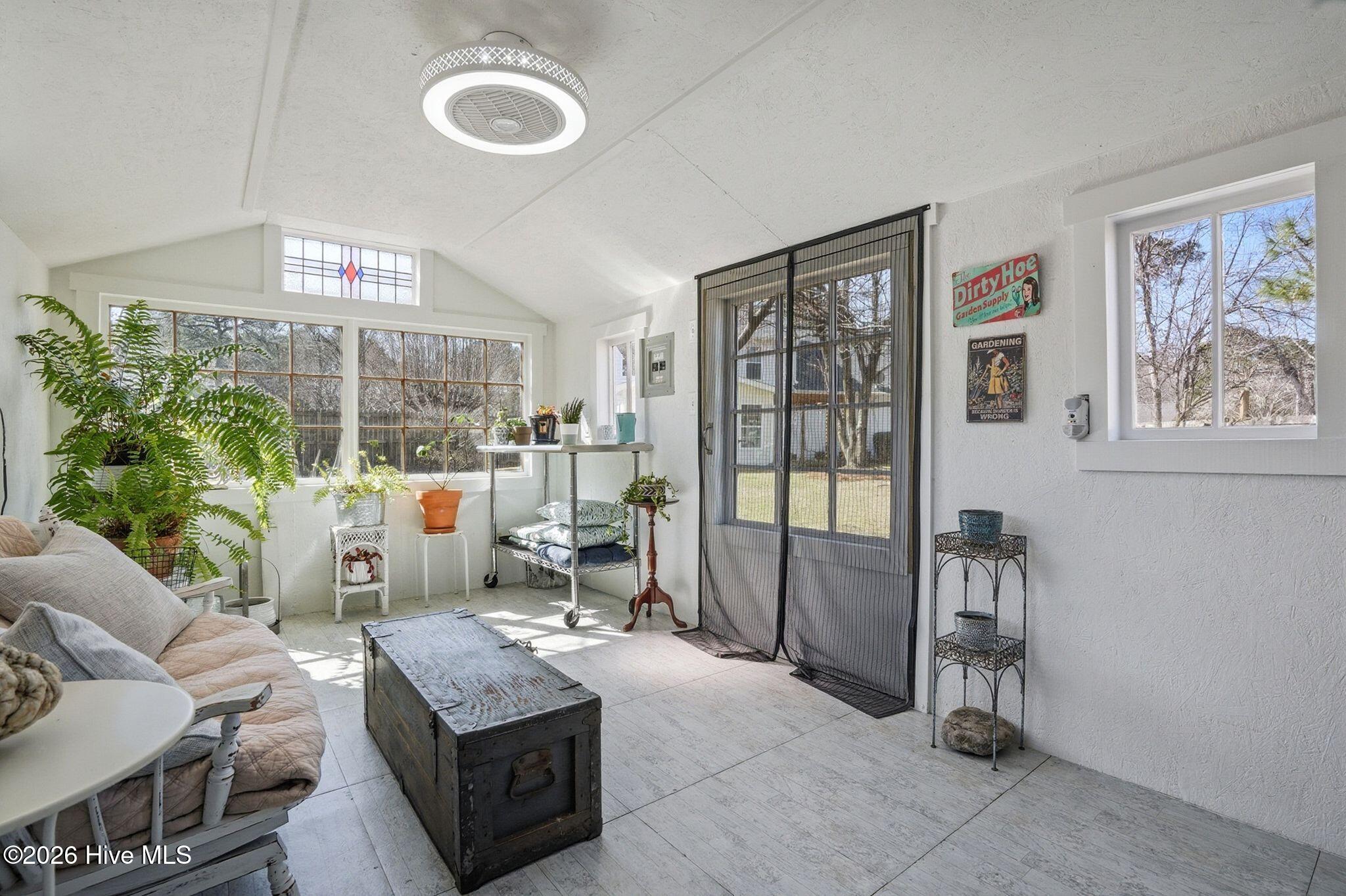 100557423 | Photo 70