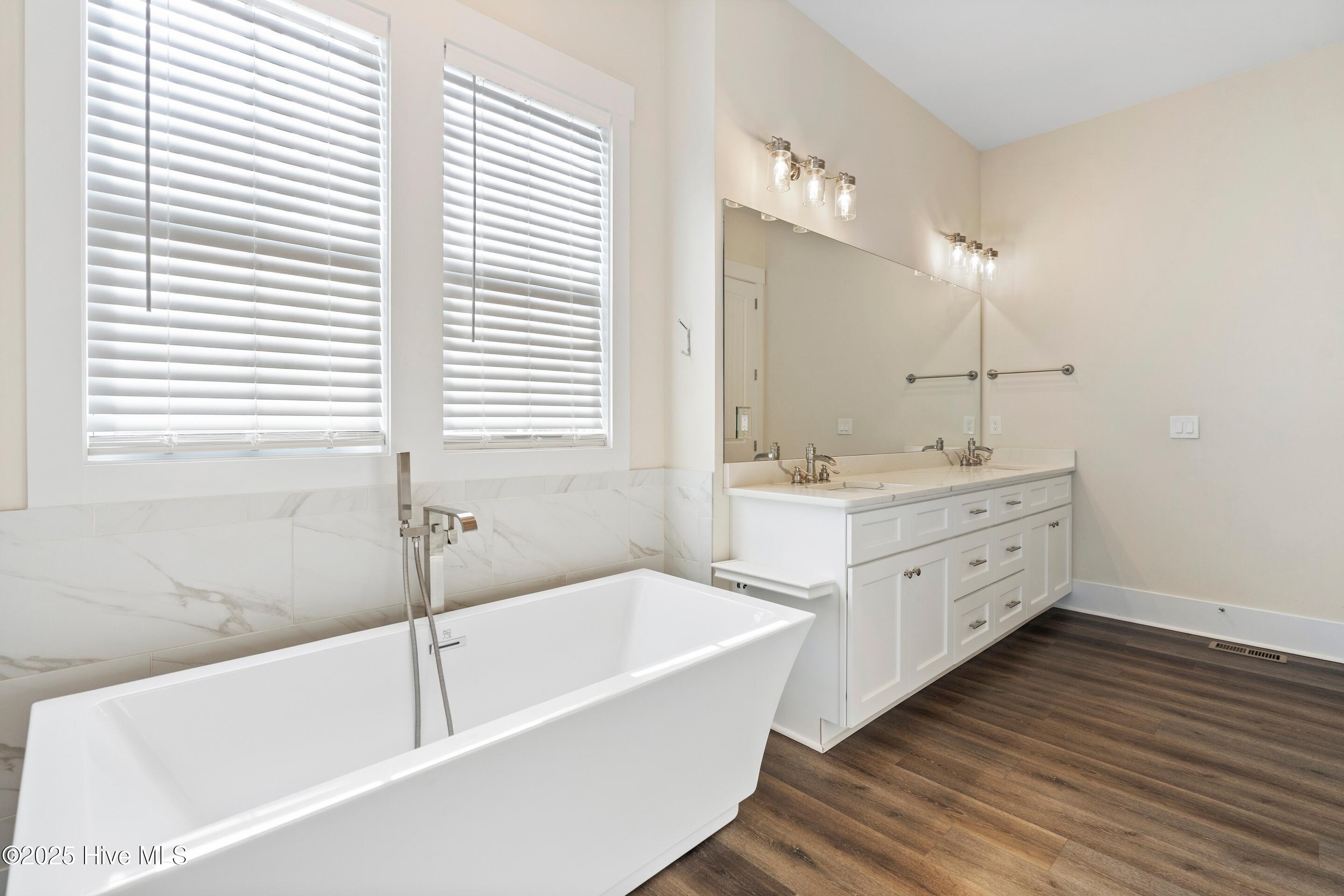 100544817 | Photo 25