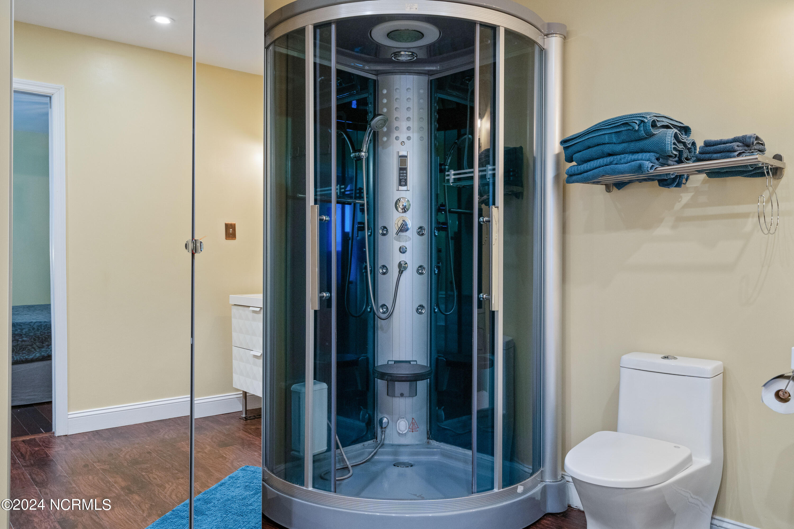 100560914 | Photo 36