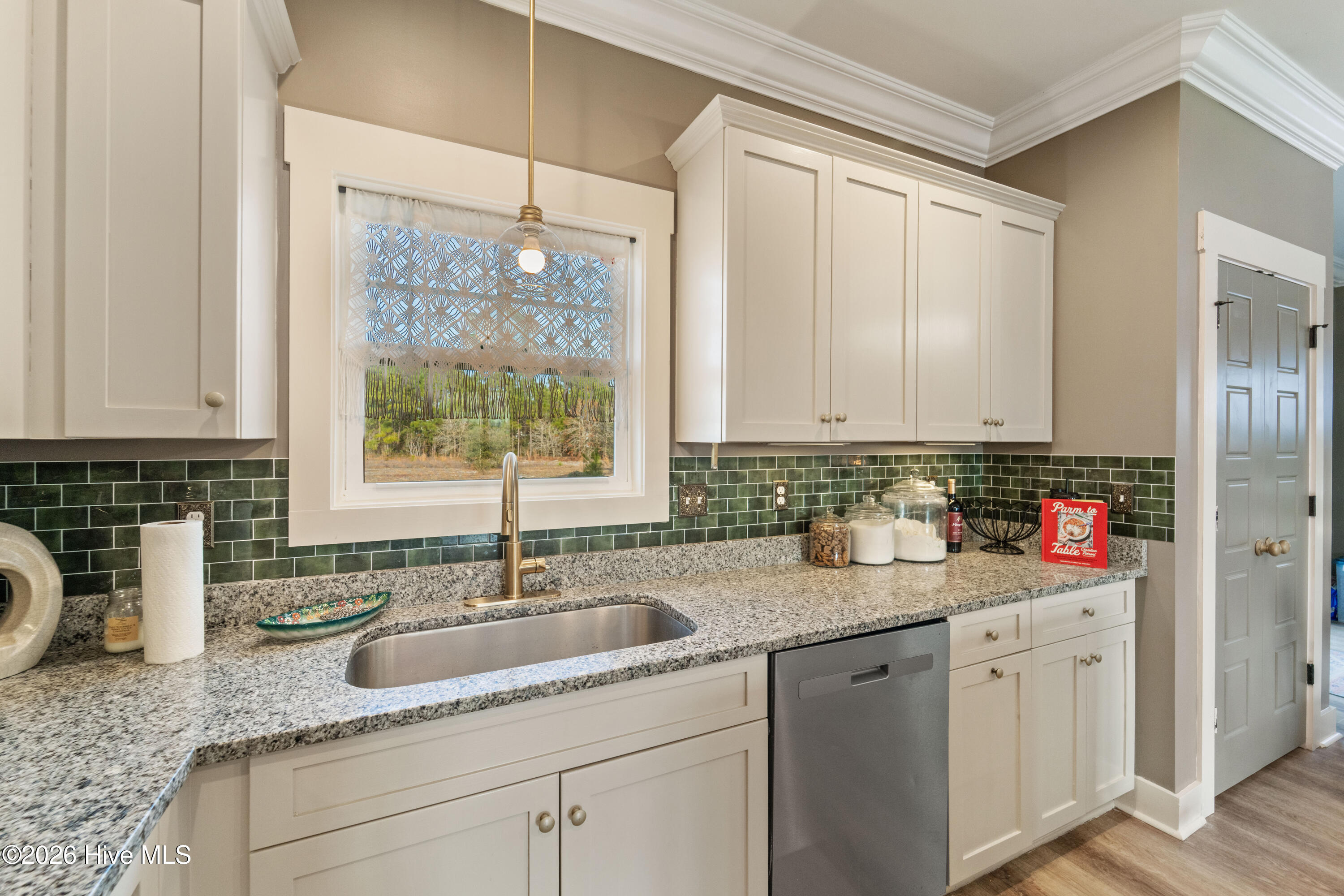 100549687 | Photo 19