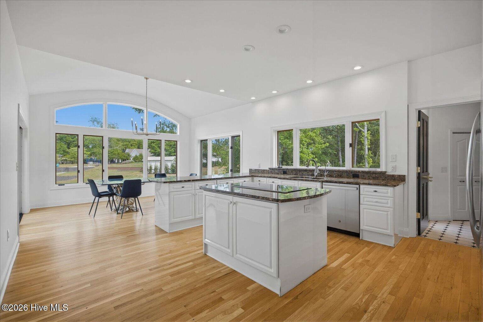 100569224 | Photo 16