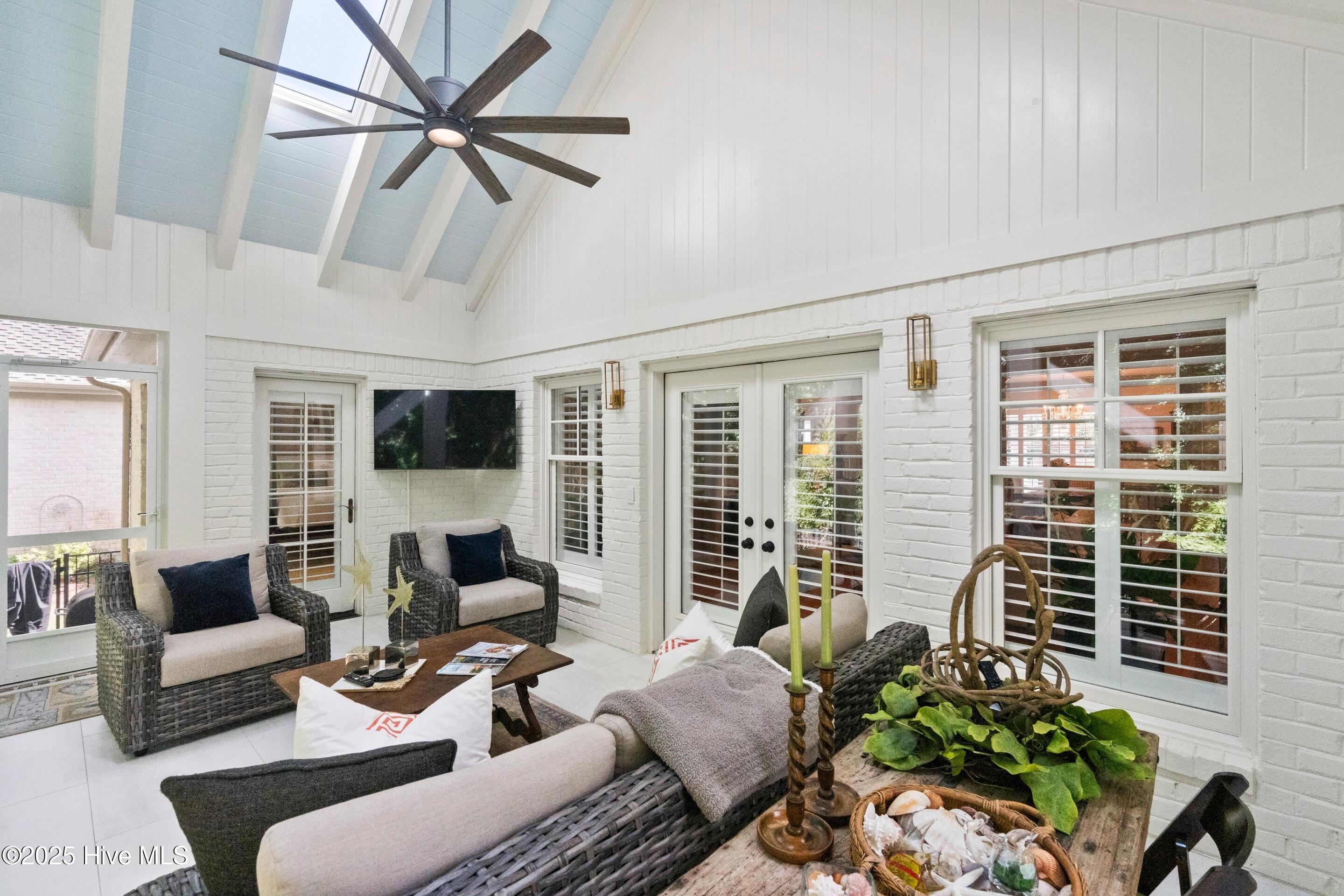 100520389 | Photo 21