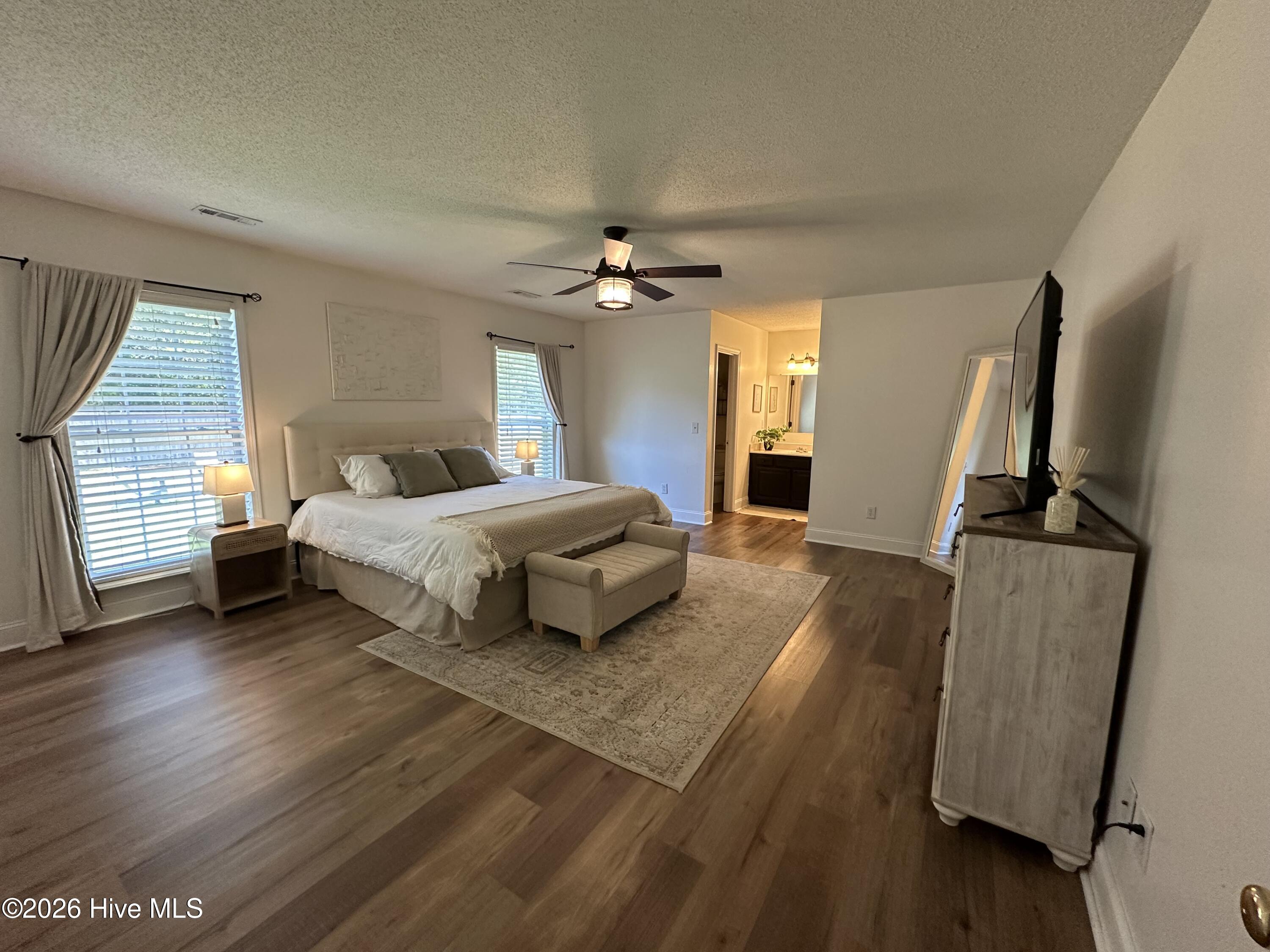 100565876 | Photo 28