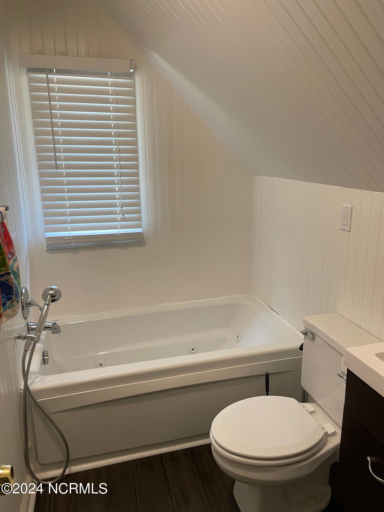 100560812 | Photo 34