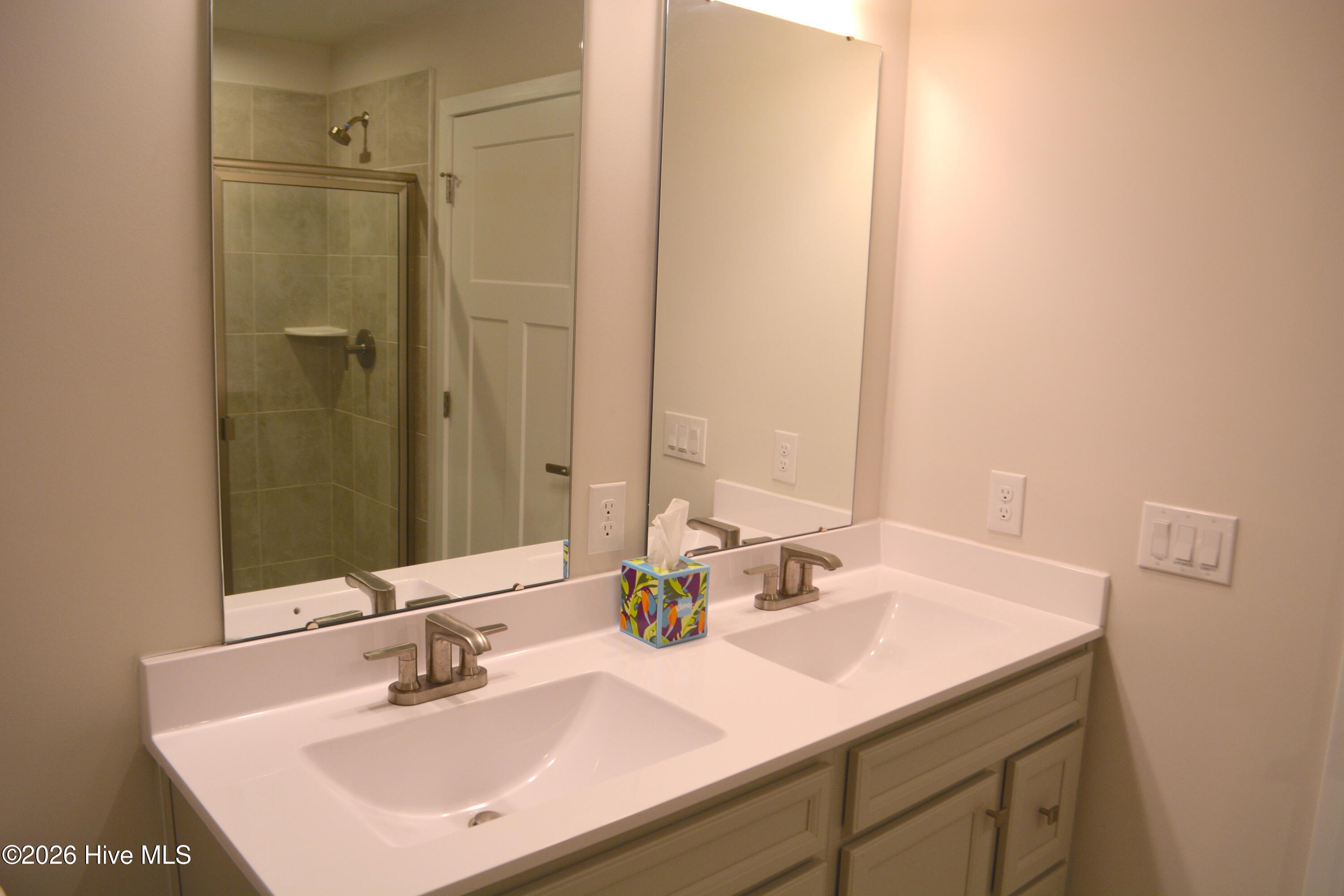 100564290 | Photo 11