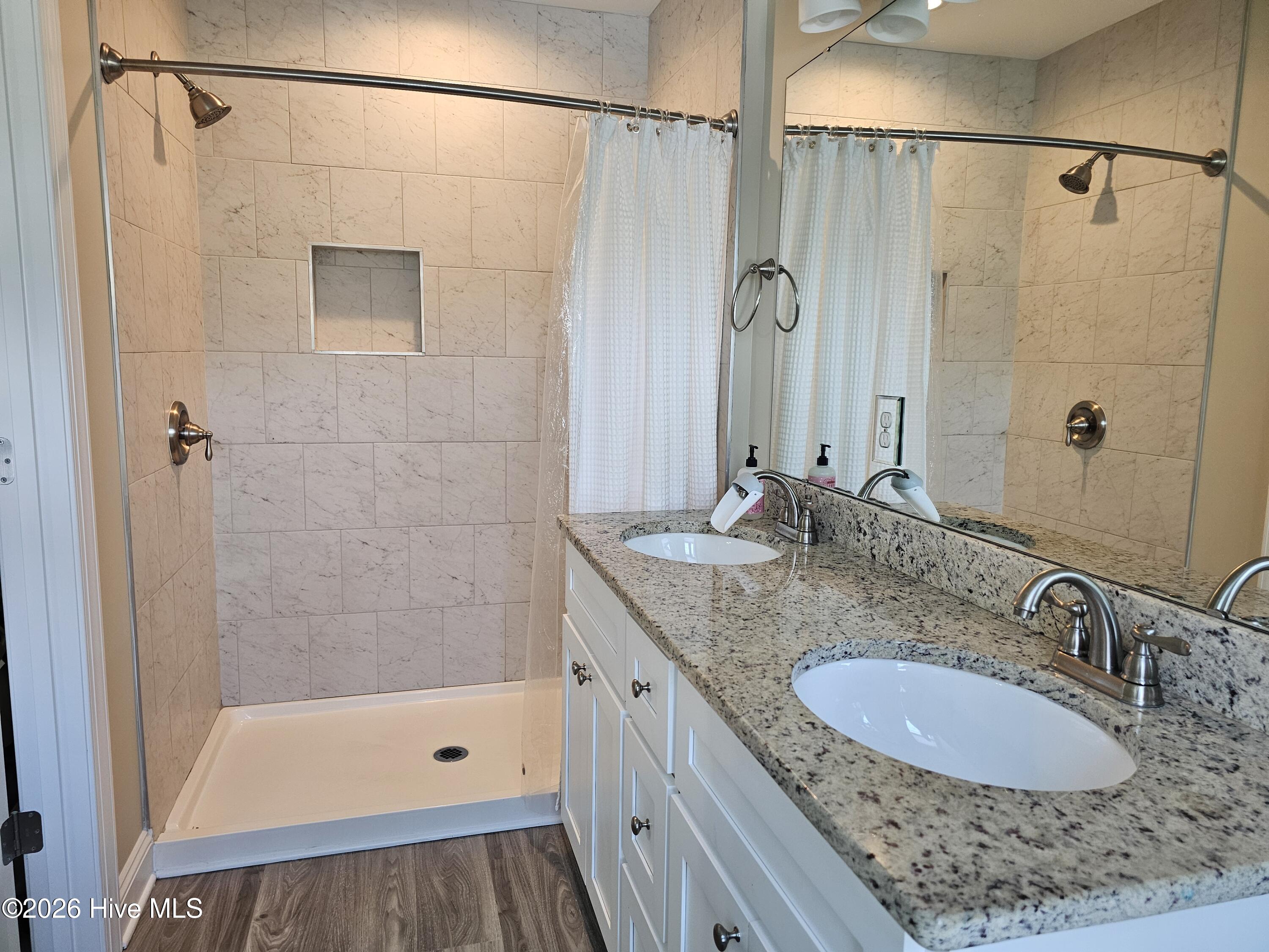 100561963 | Photo 14