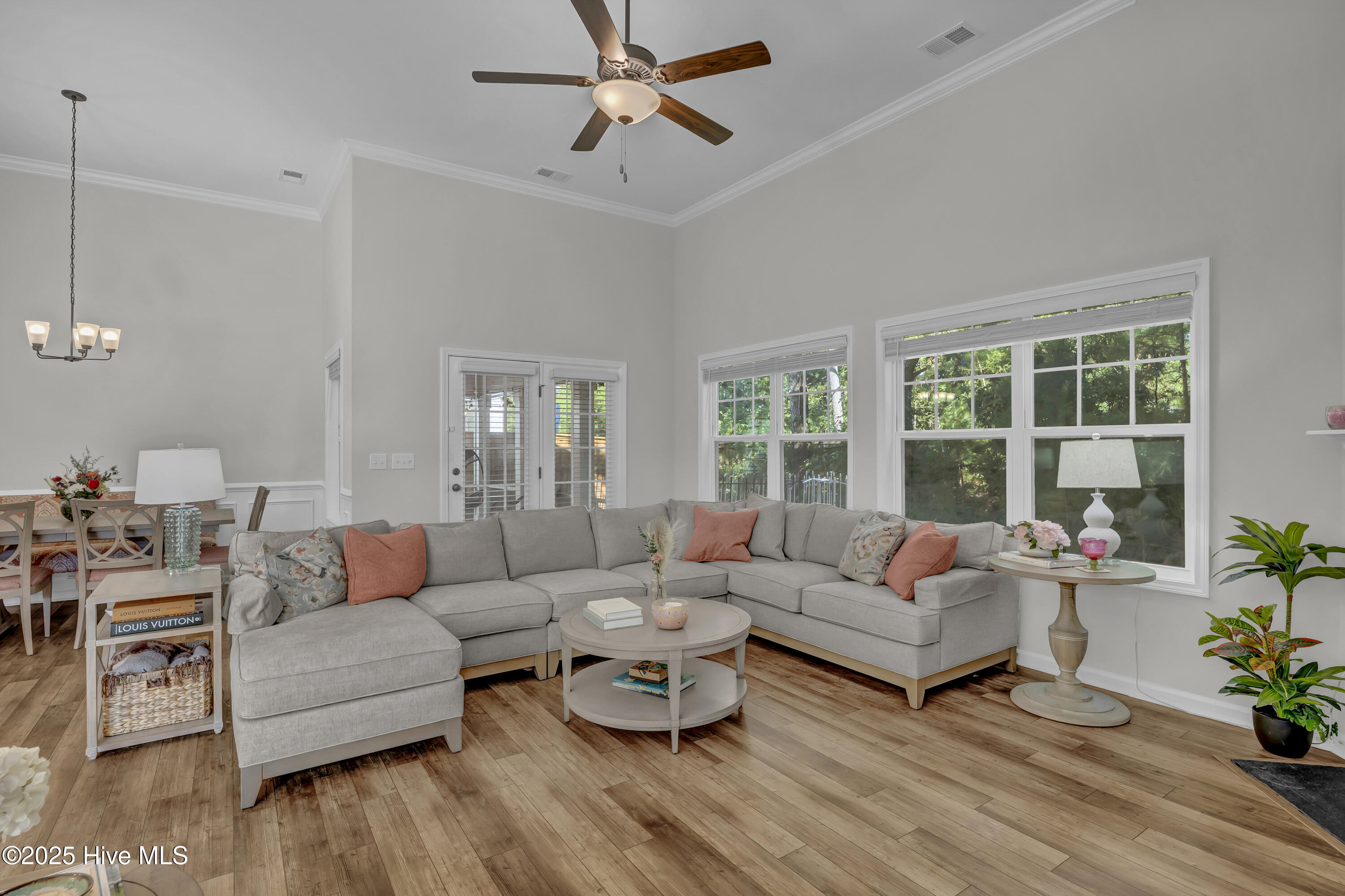 100532723 | Photo 22