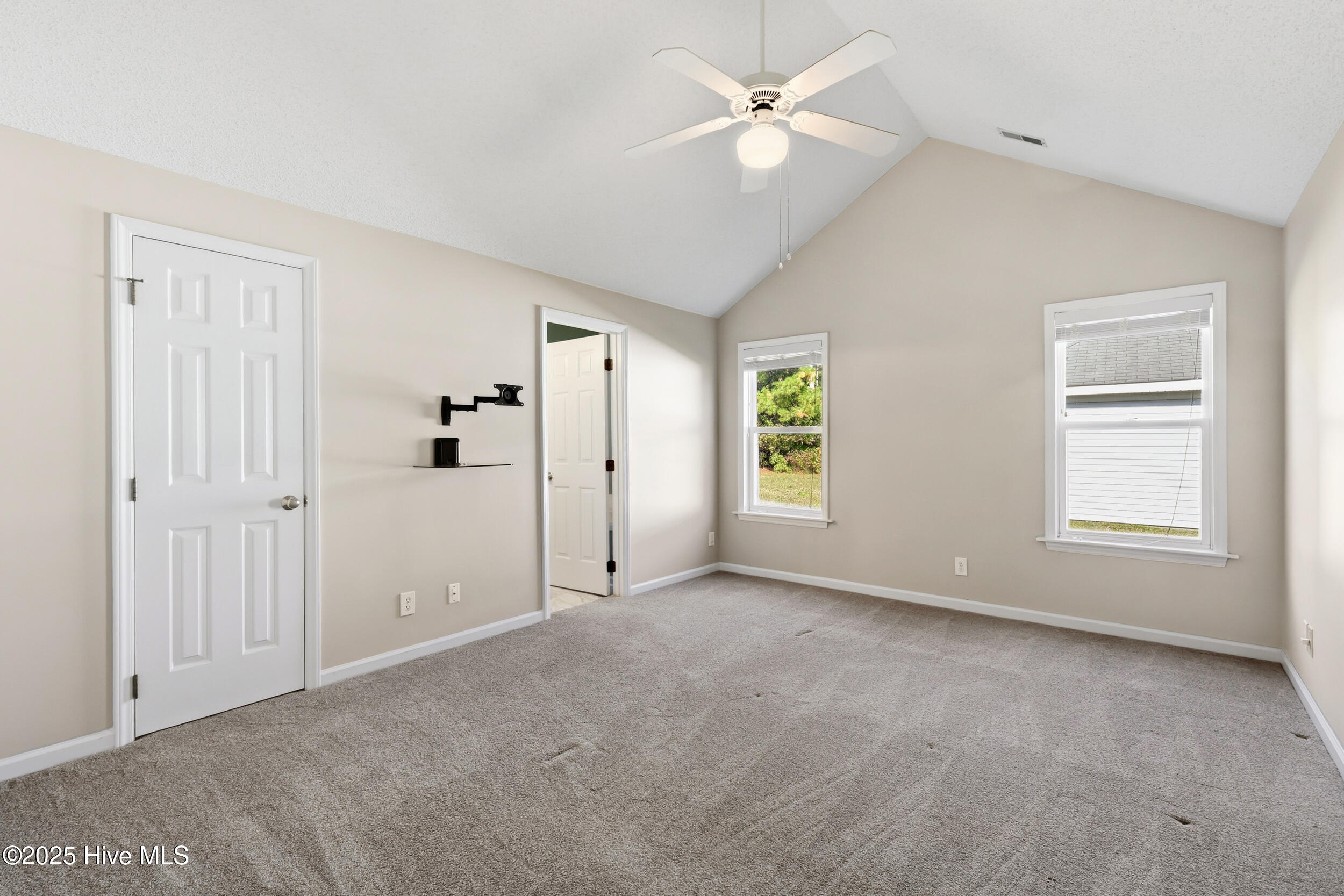 100540113 | Photo 14