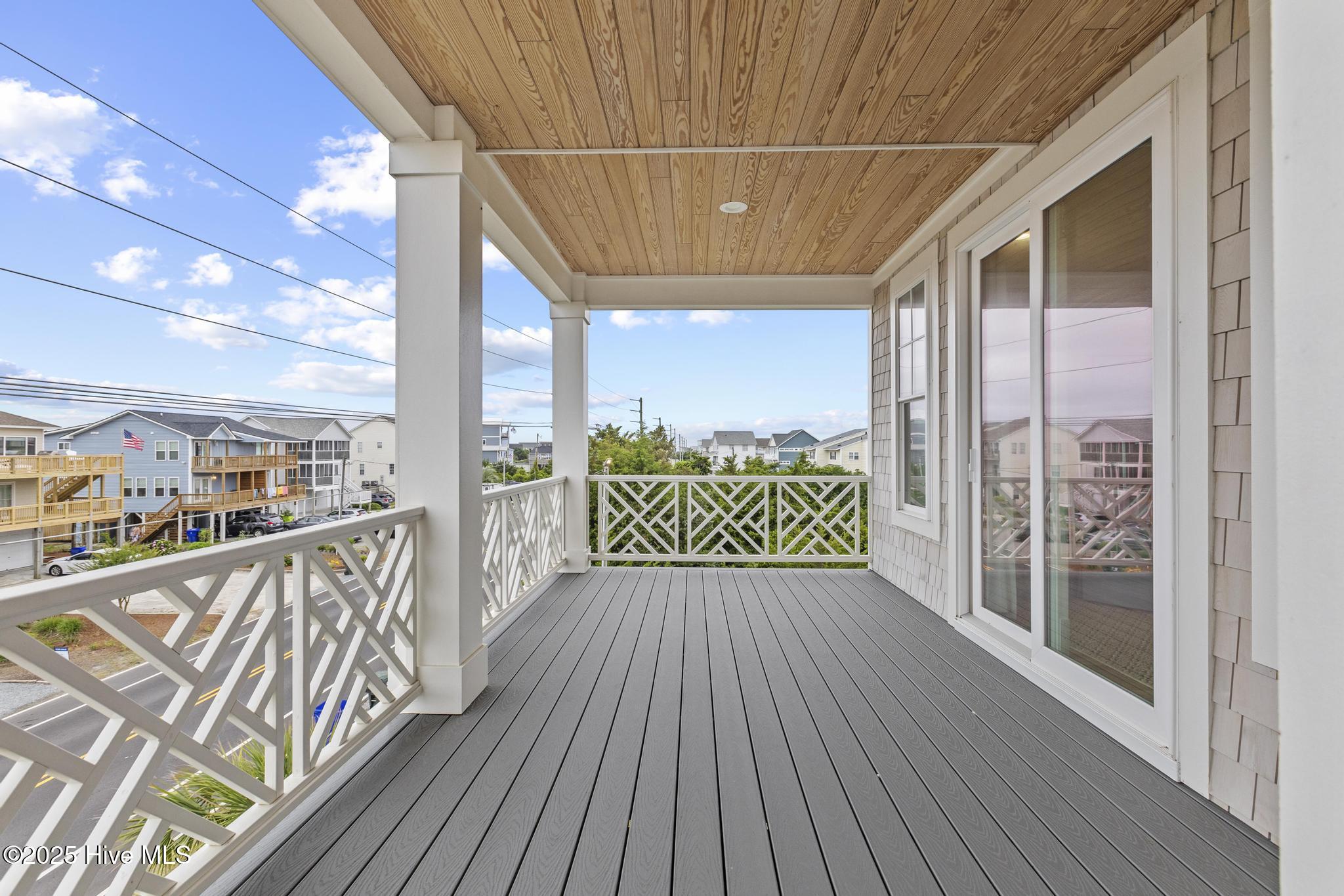 100565849 | Photo 52