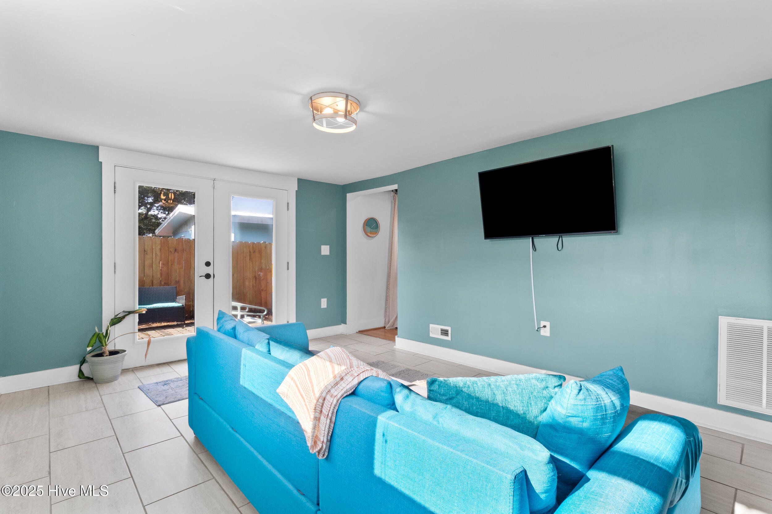 100526770 | Photo 15