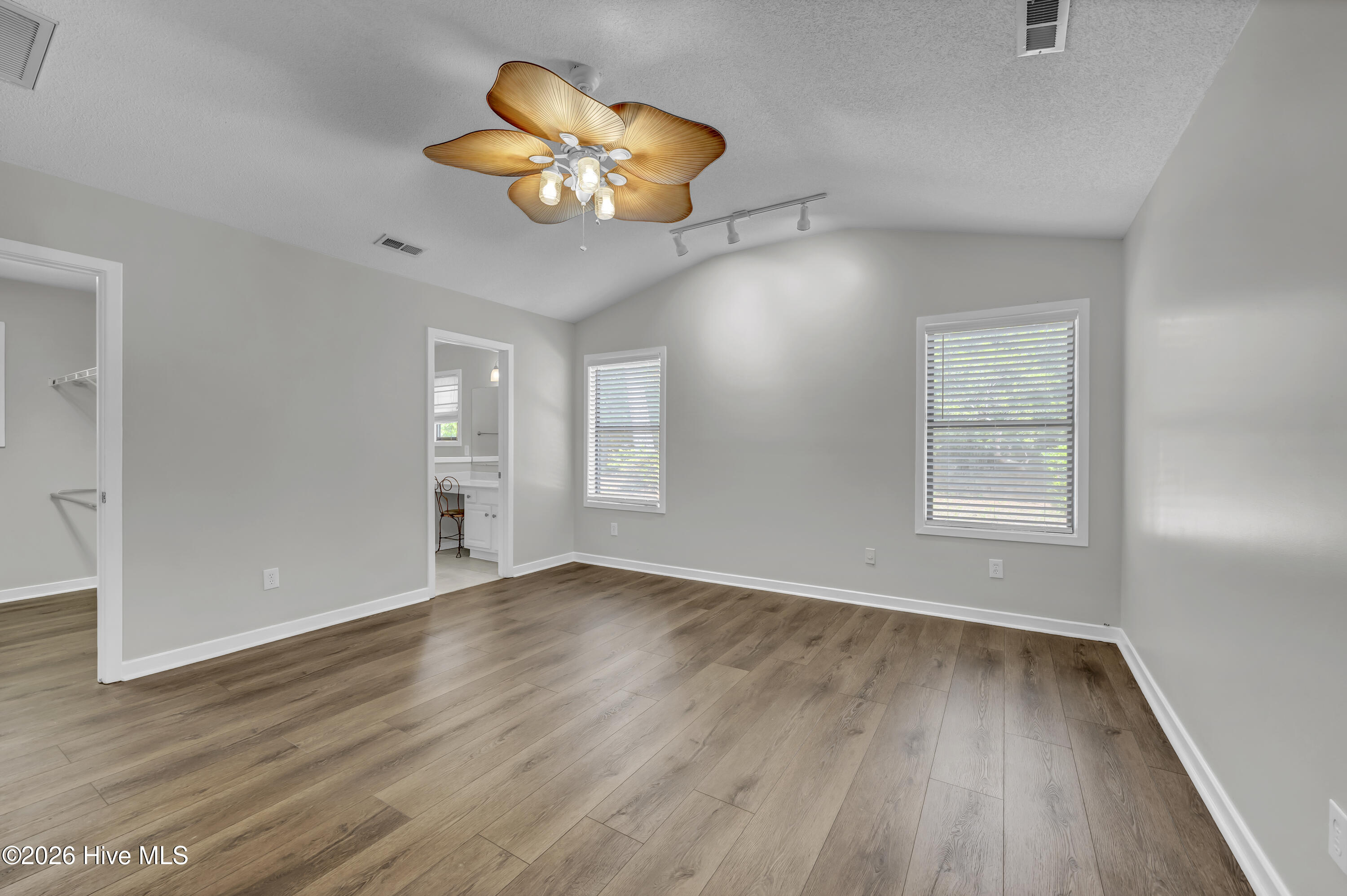 100569442 | Photo 23