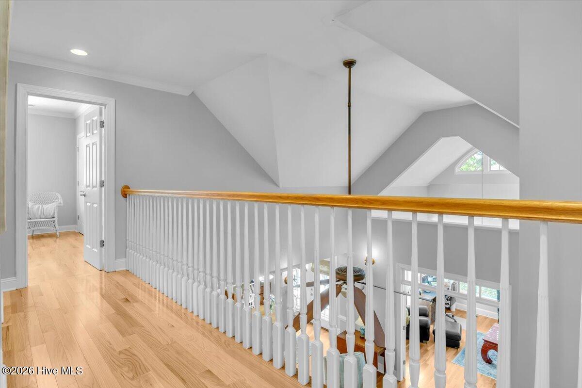 100565920 | Photo 51