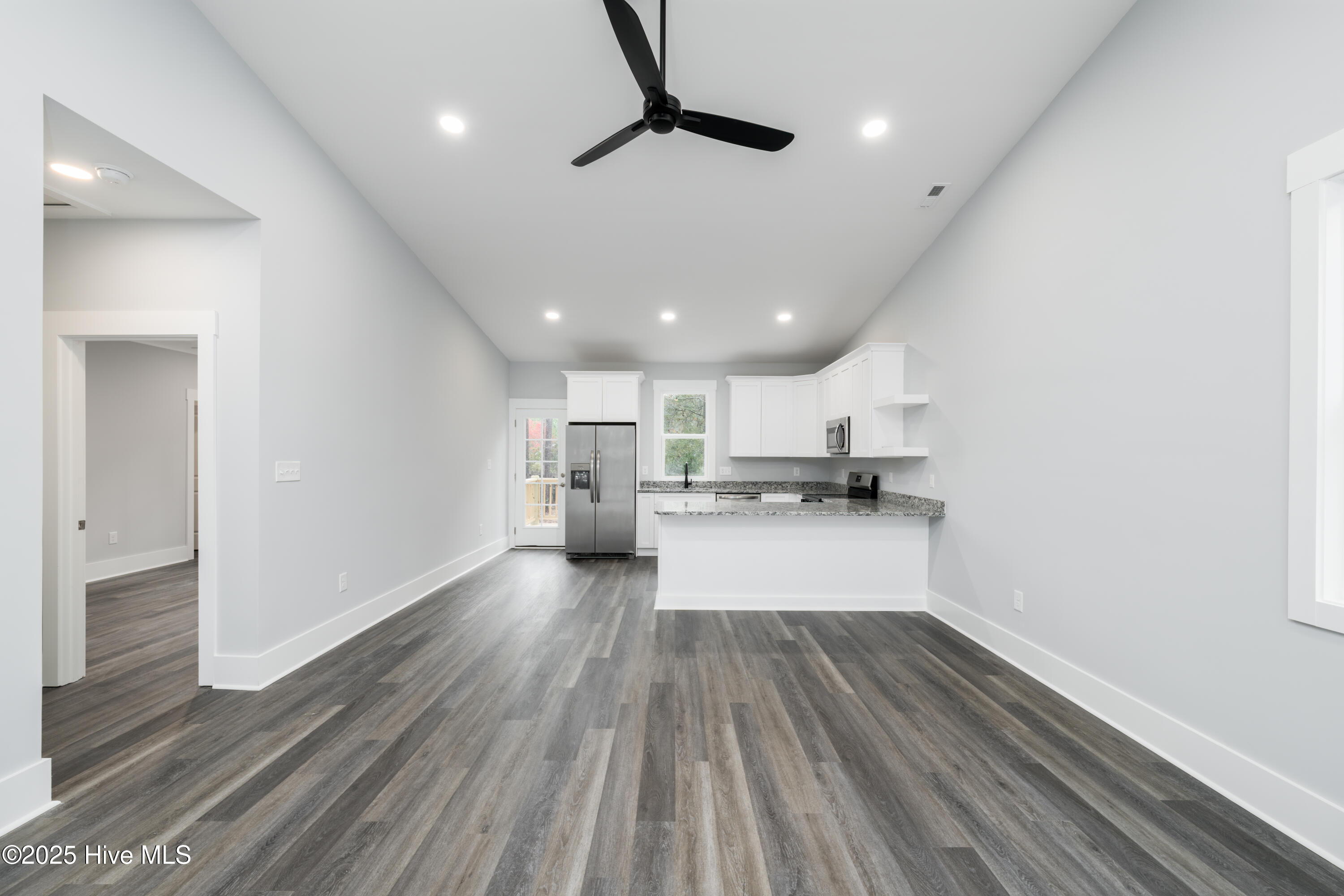 100523019 | Photo 12