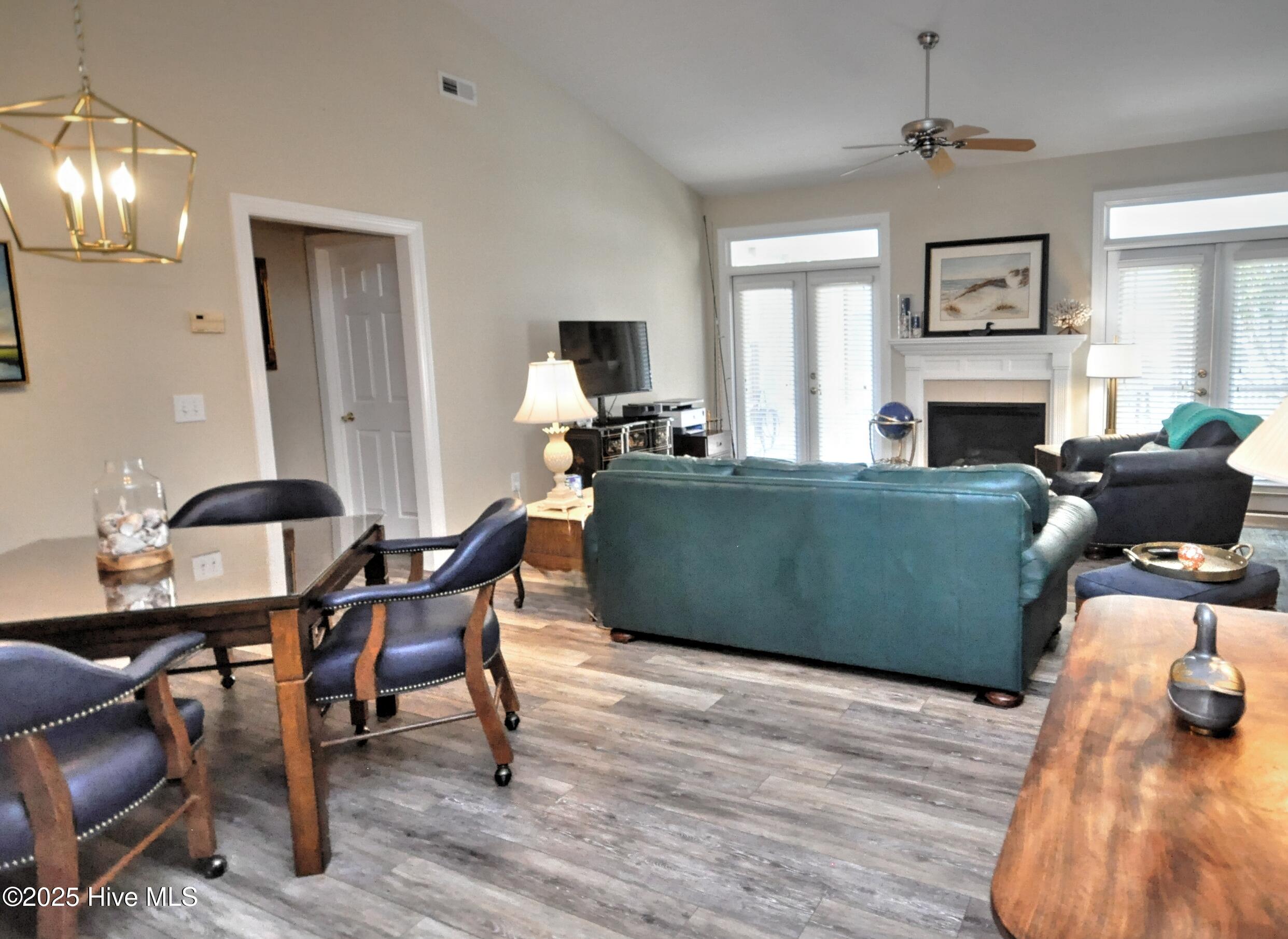 100547082 | Photo 11