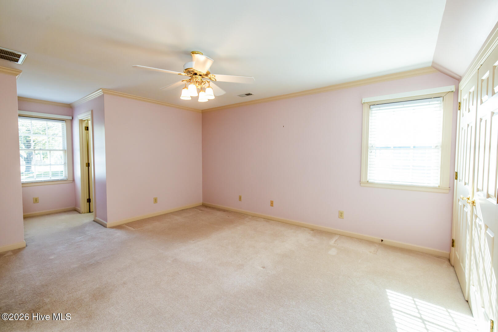 100570429 | Photo 38