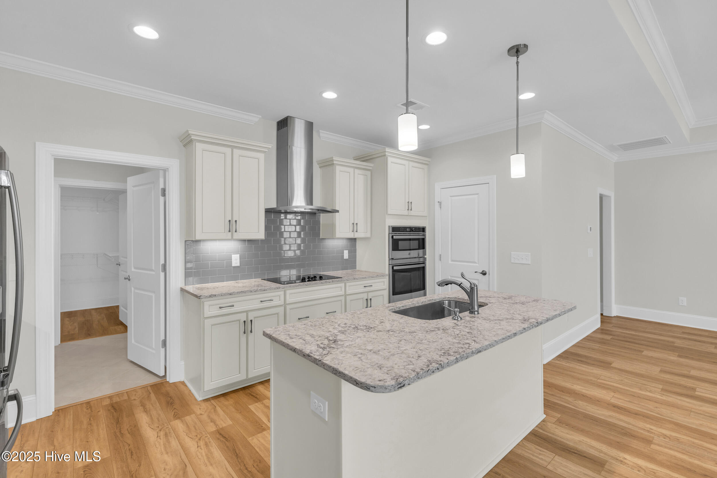 100532615 | Photo 11