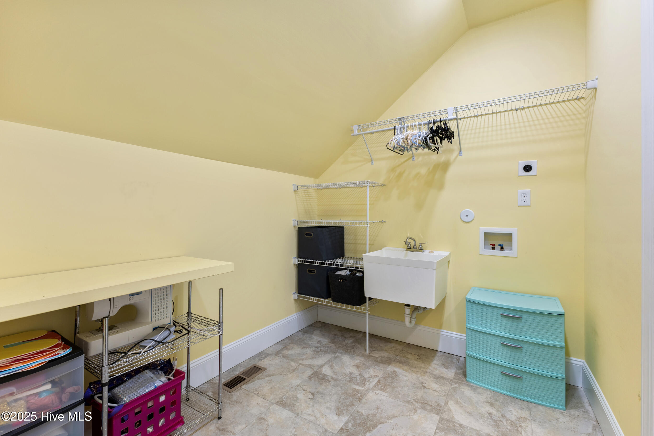 100549327 | Photo 40