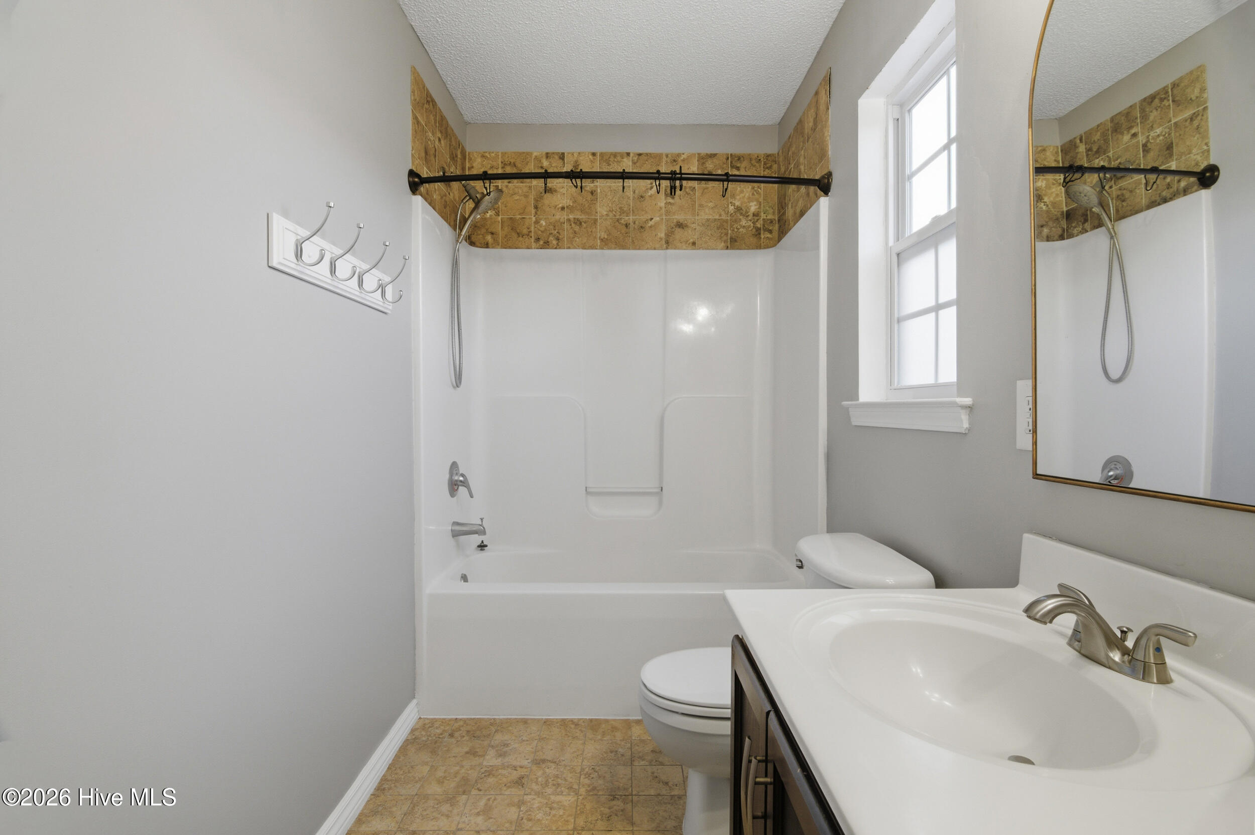 100548573 | Photo 24