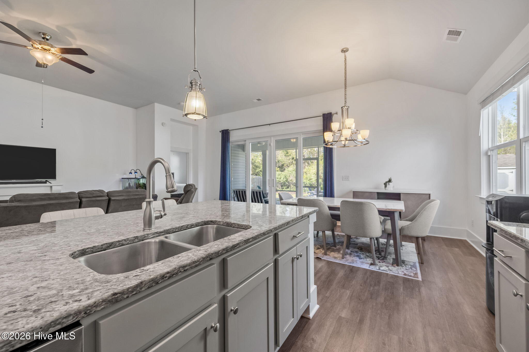 100566590 | Photo 48