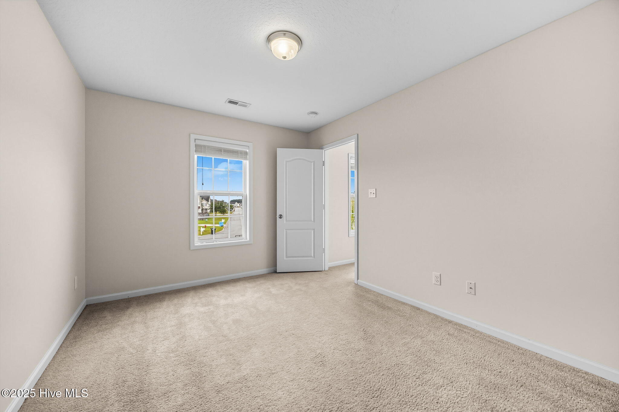 100532057 | Photo 26