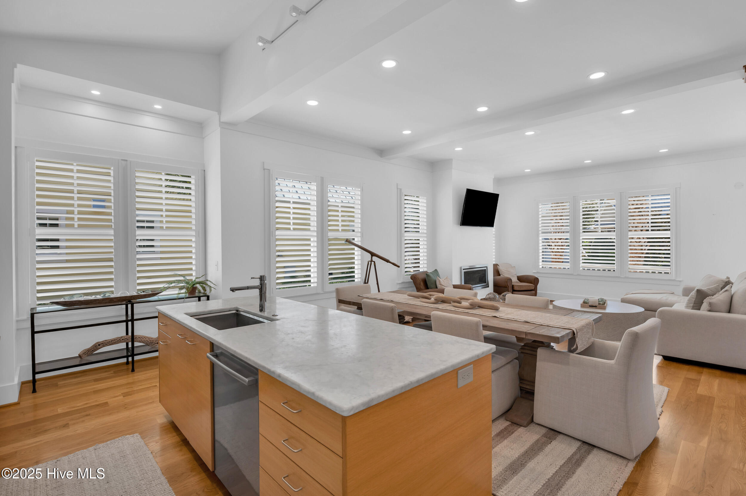 100532568 | Photo 14