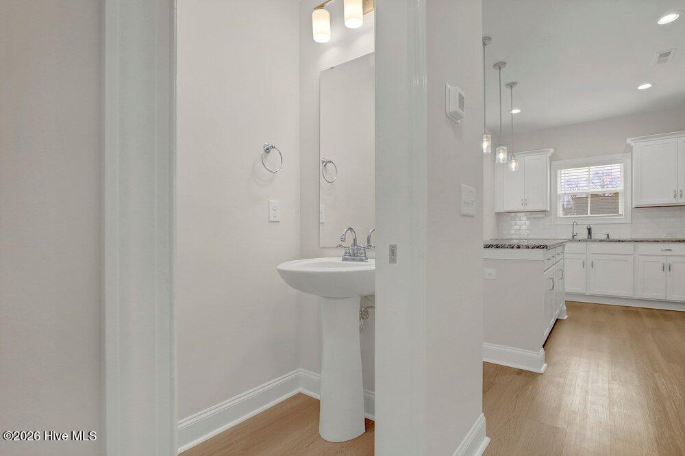 100558319 | Photo 12