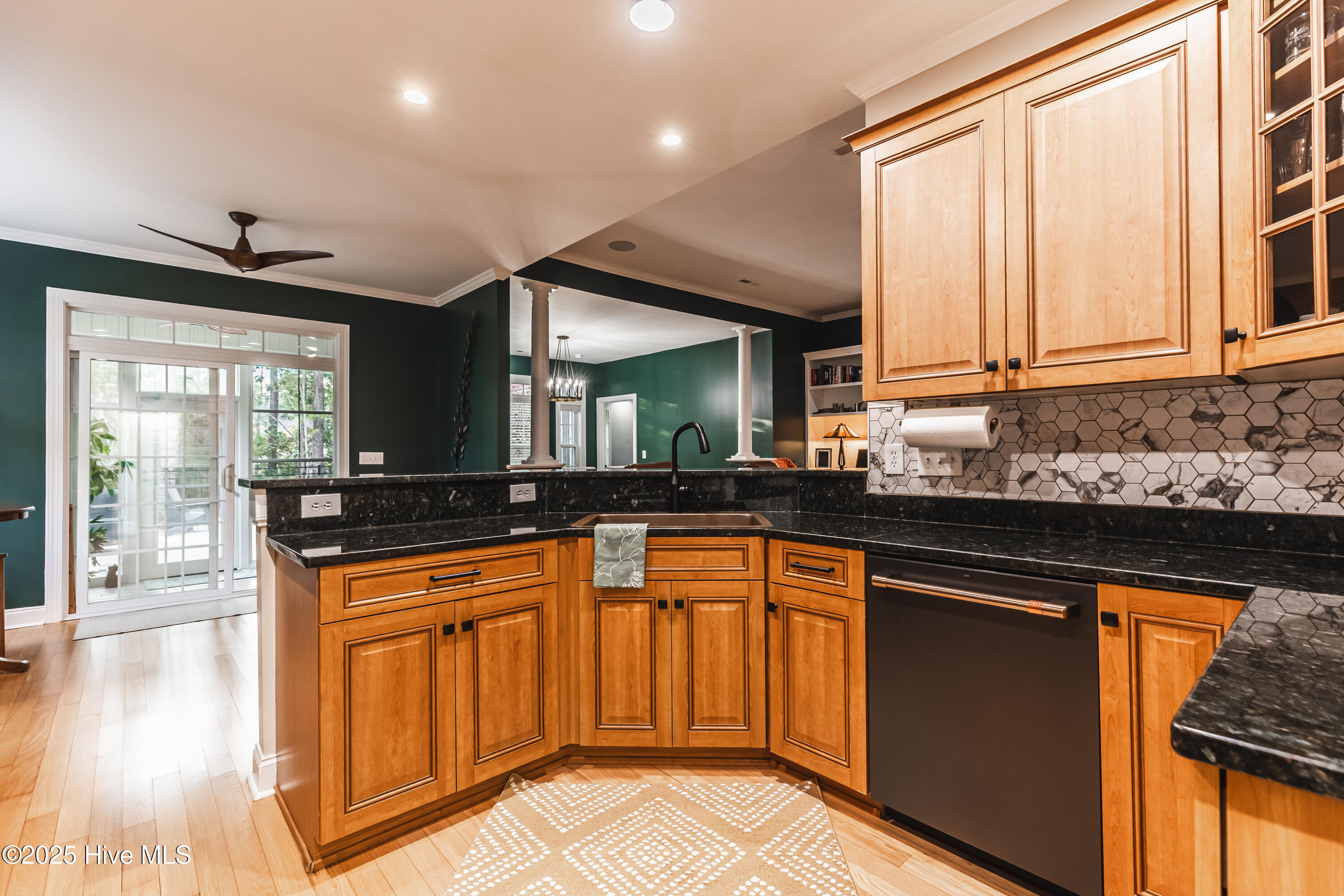 100542426 | Photo 10