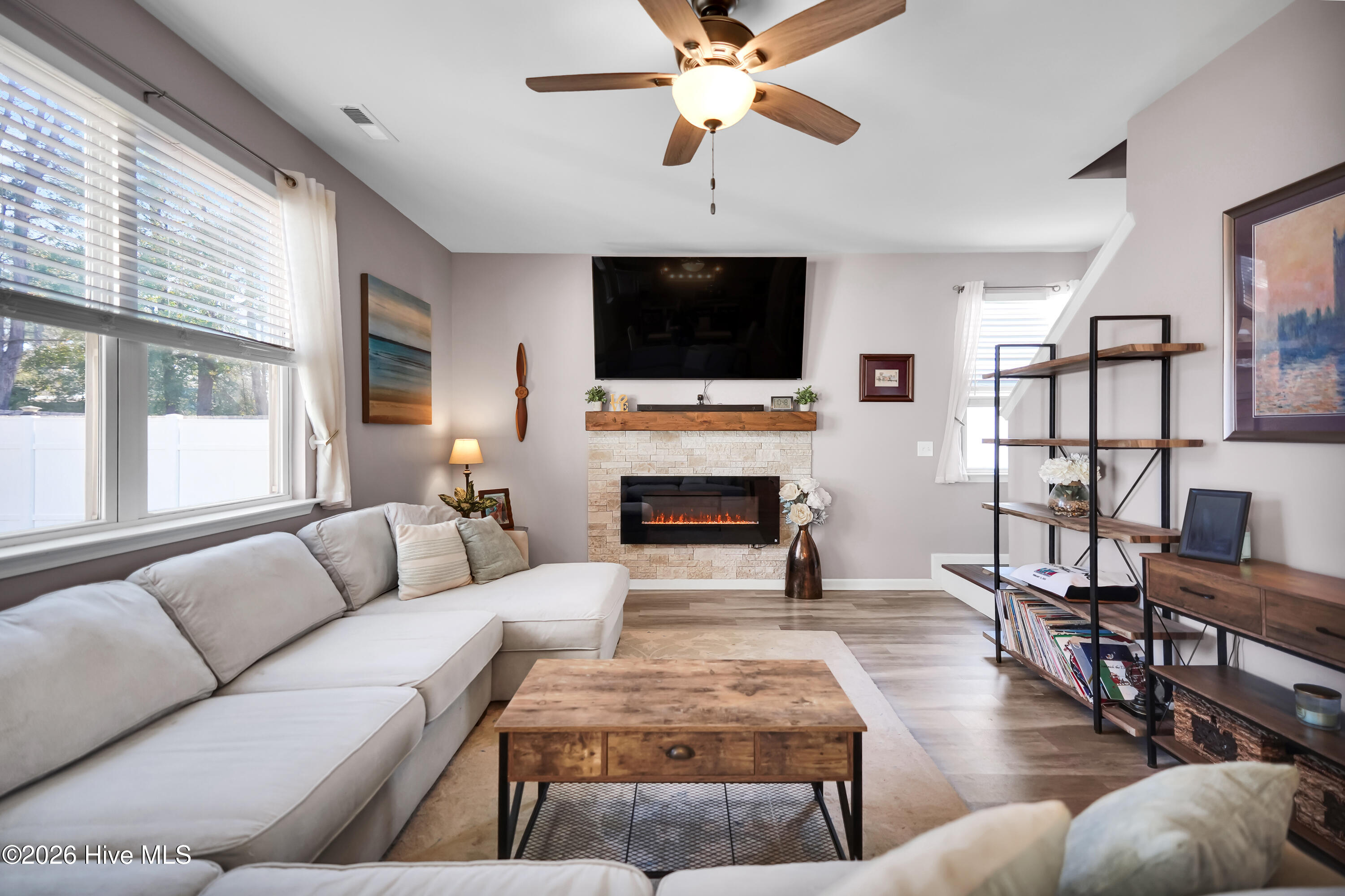 100548211 | Photo 12