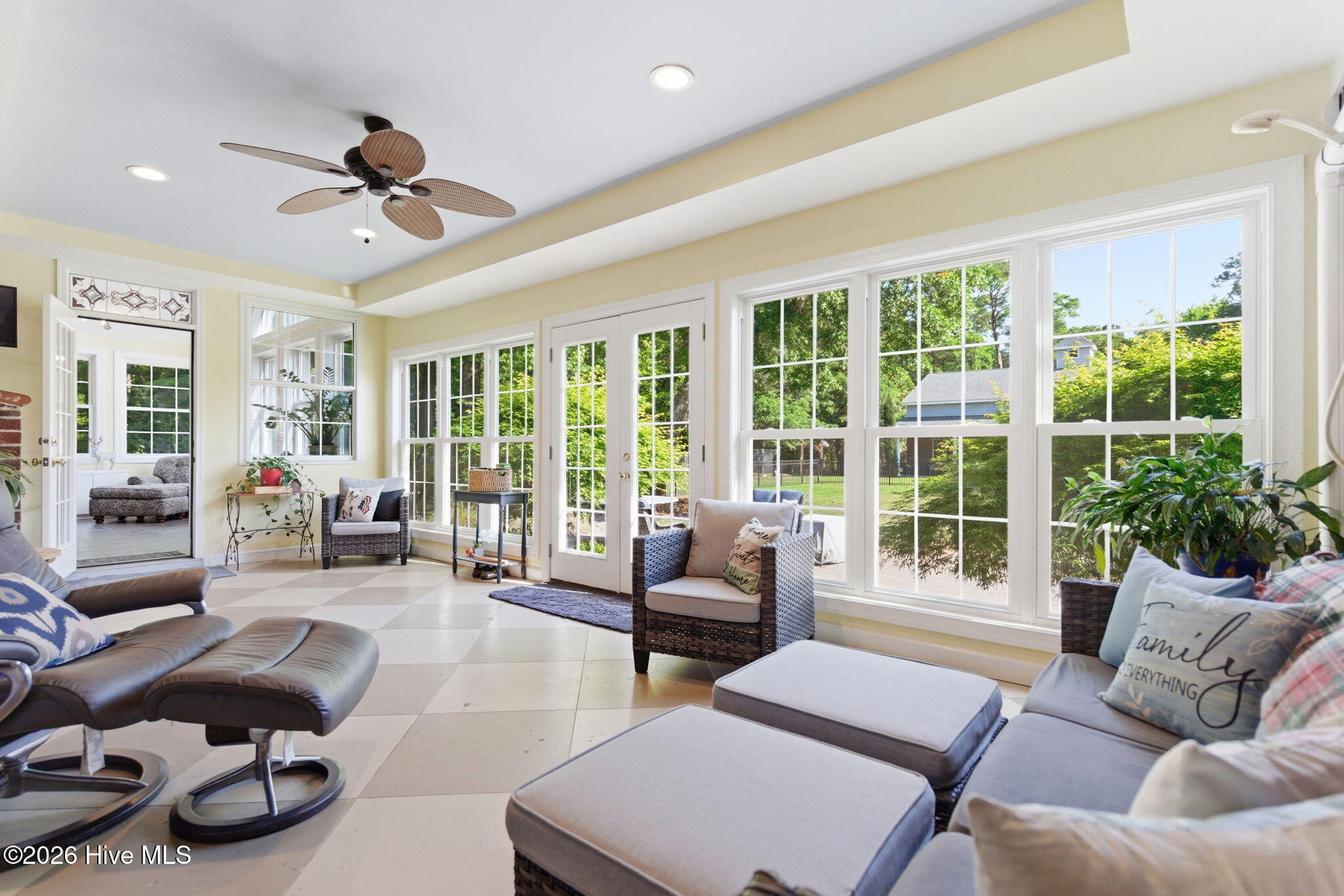 100570615 | Photo 11