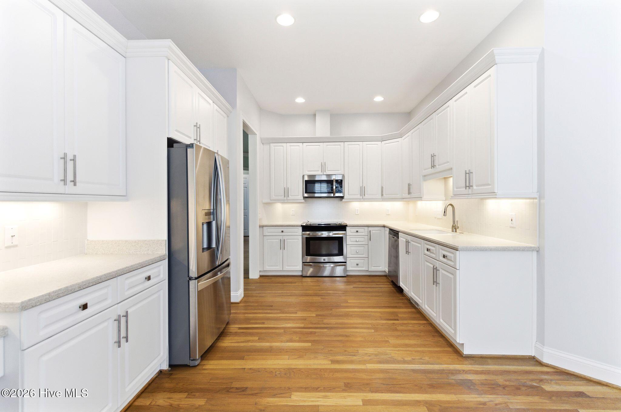 100567139 | Photo 15