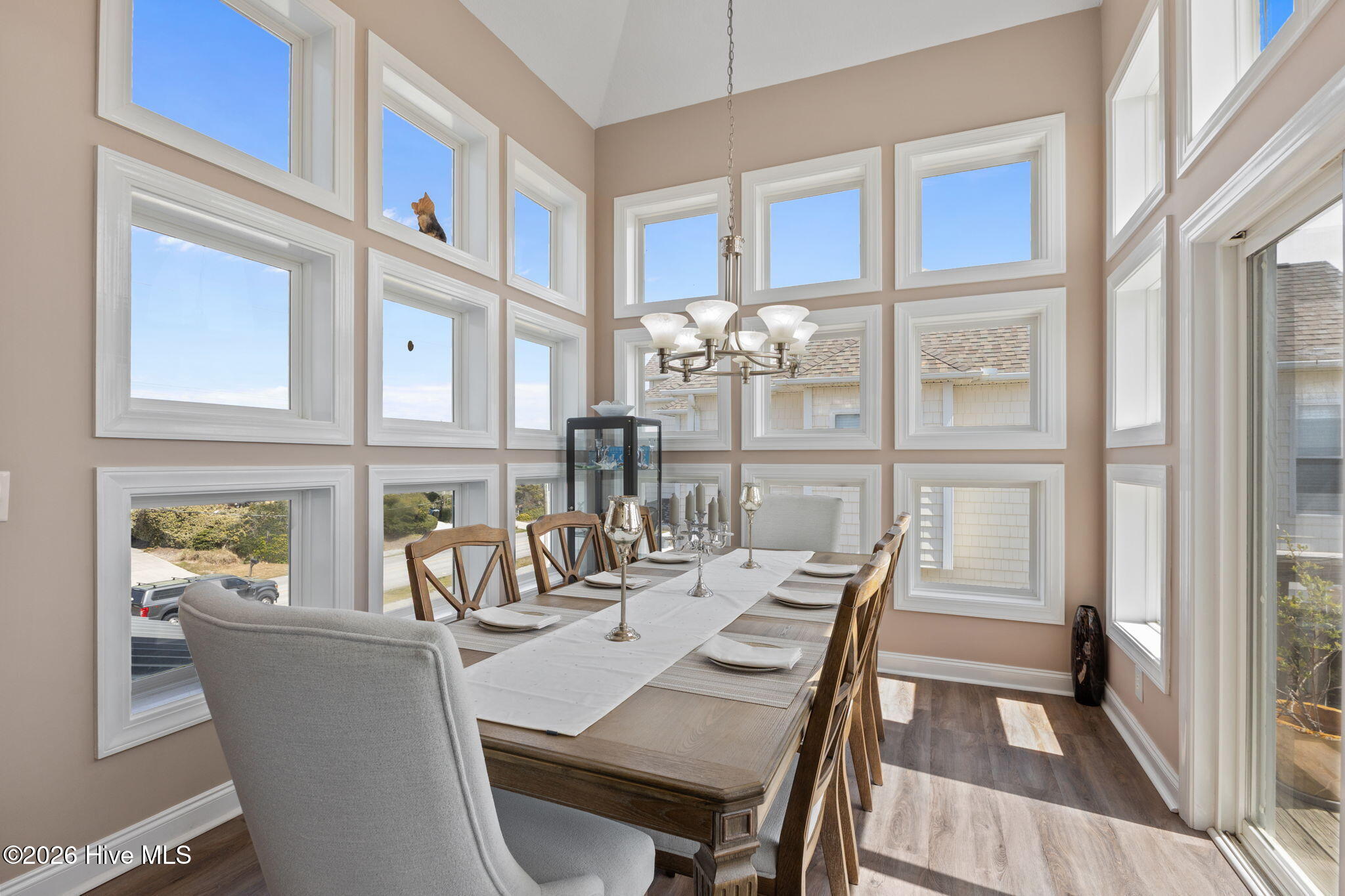 100563180 | Photo 18