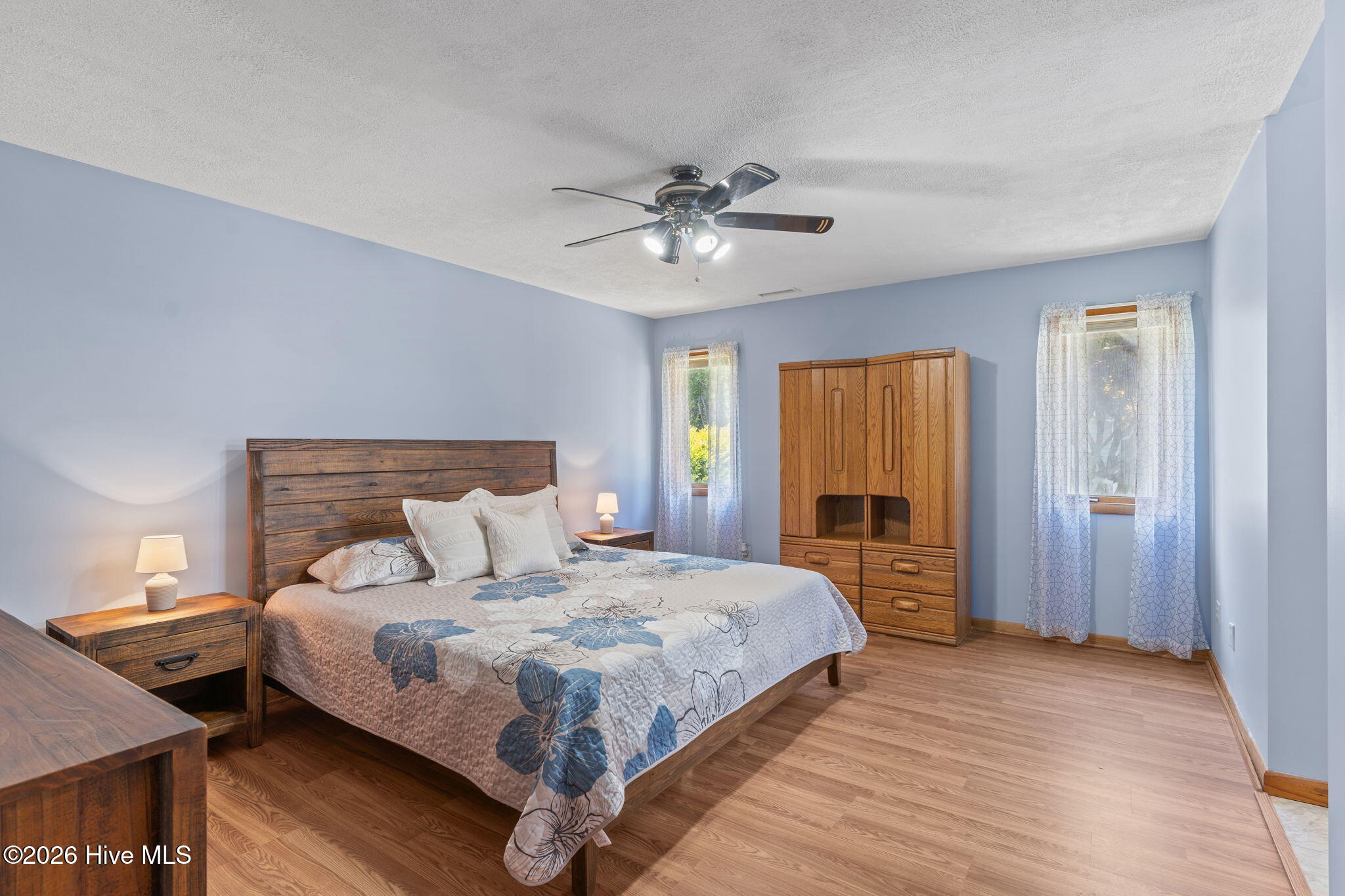 100568995 | Photo 23