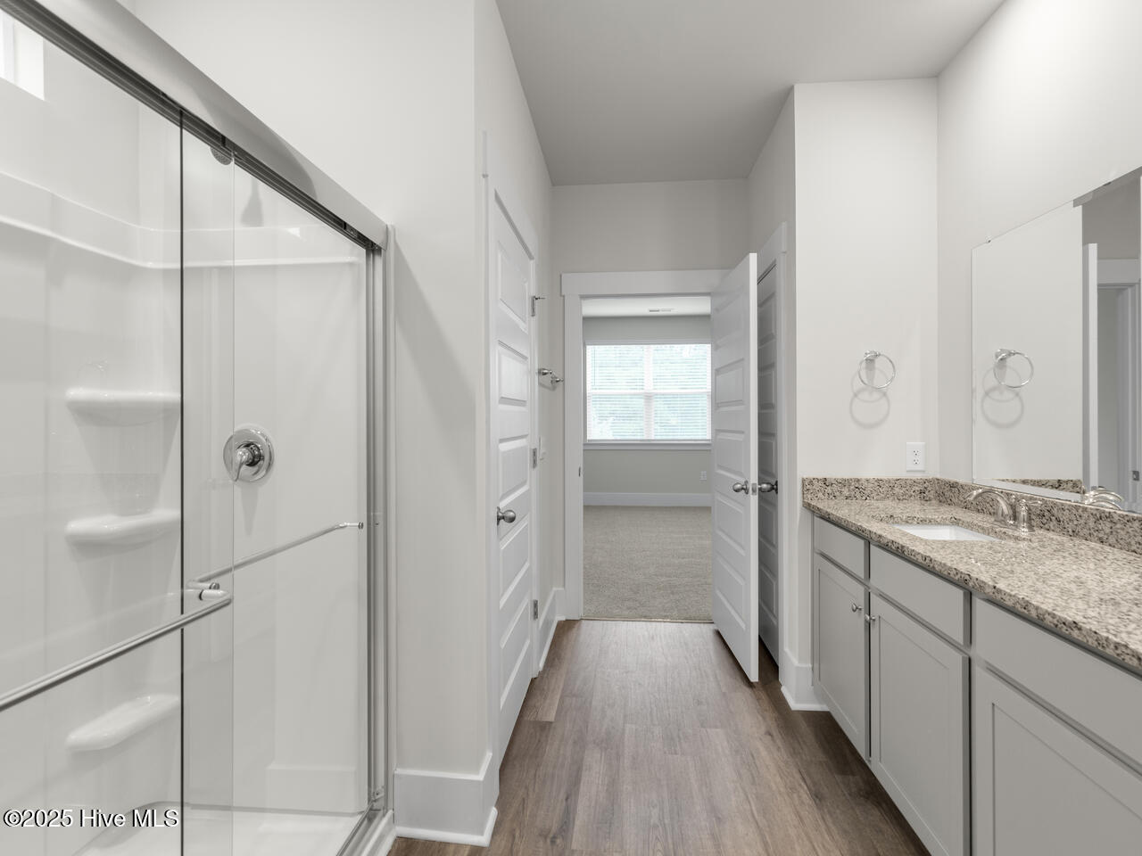 100569228 | Photo 23