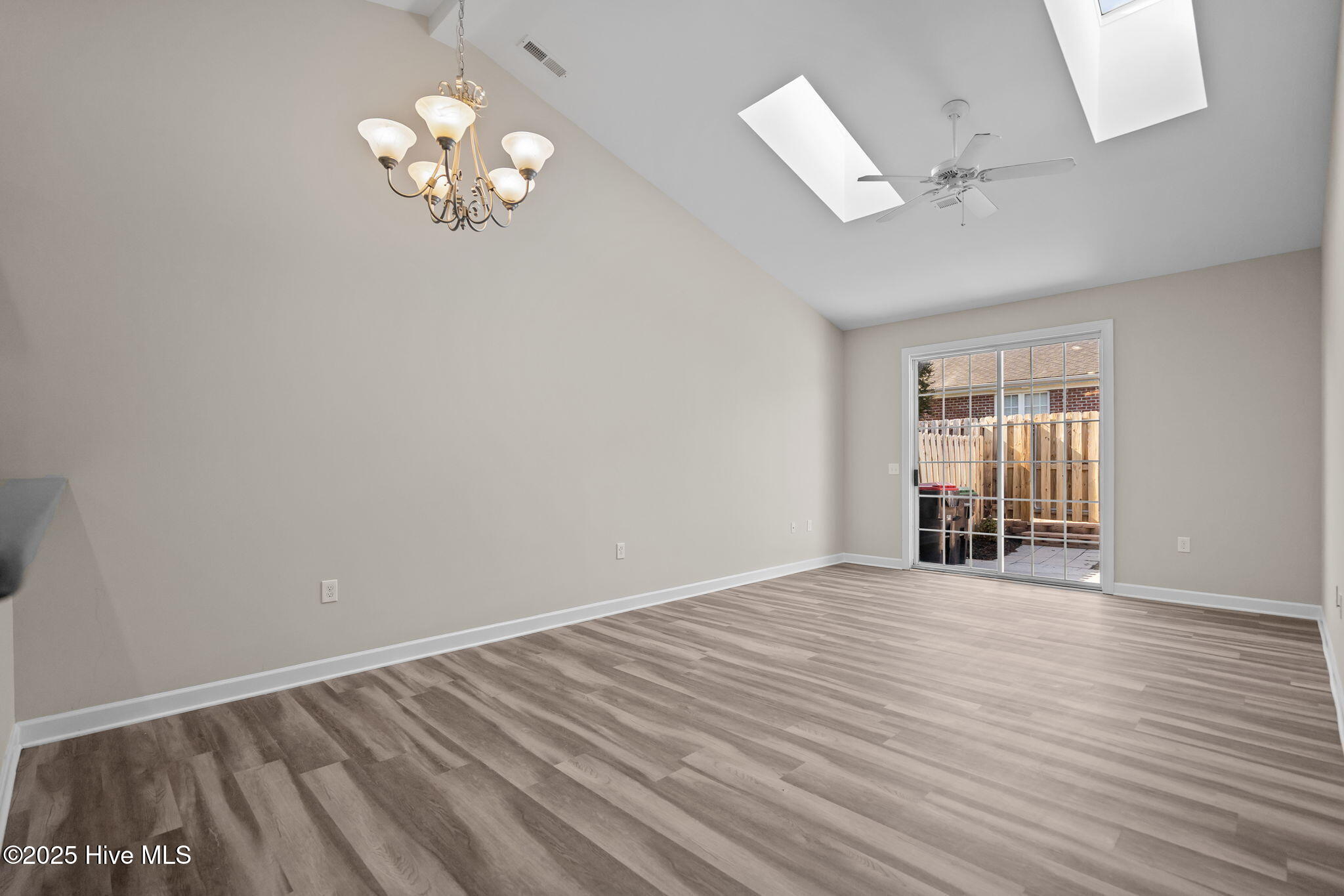 100540244 | Photo 12