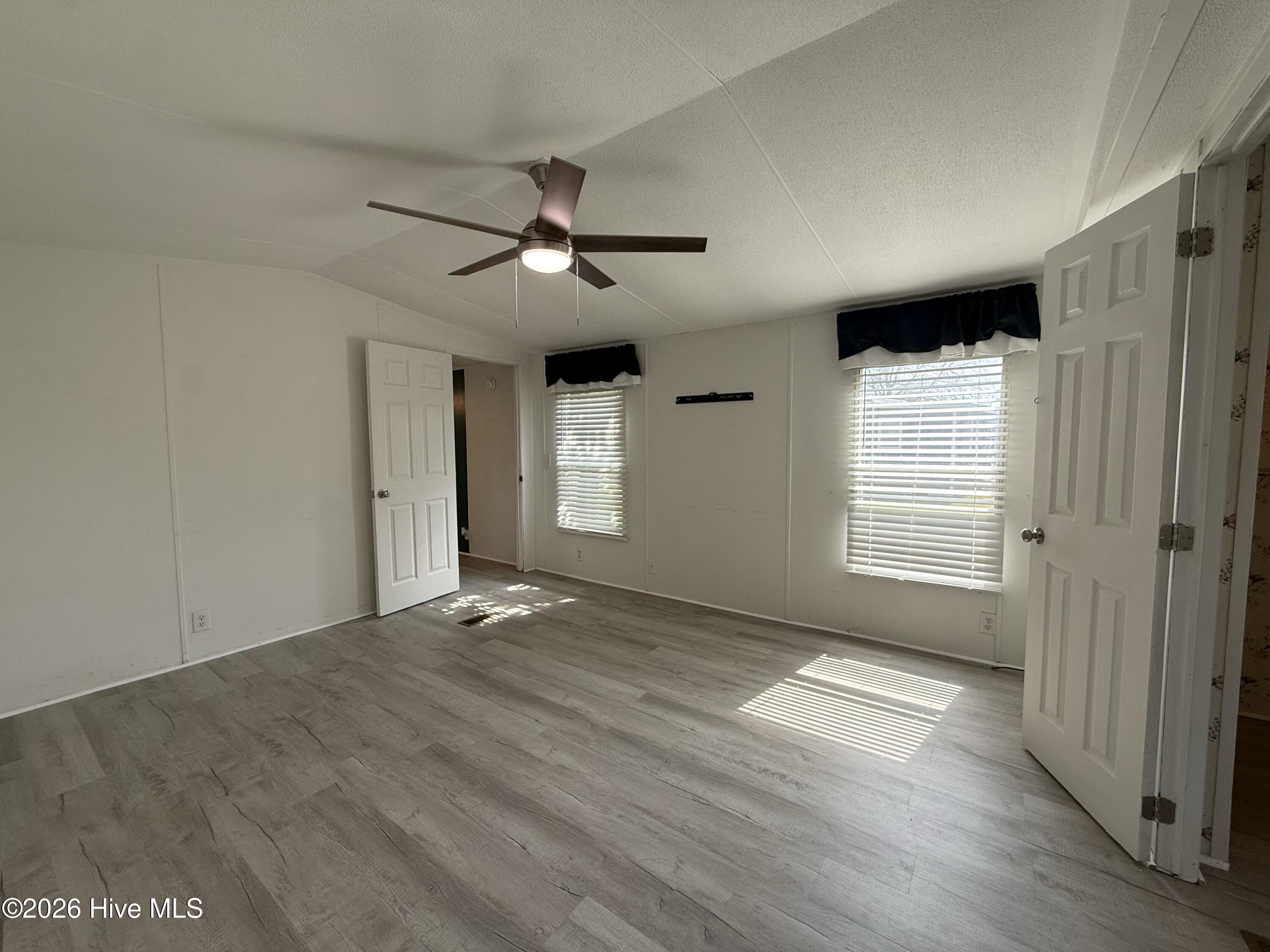 100459470 | Photo 61