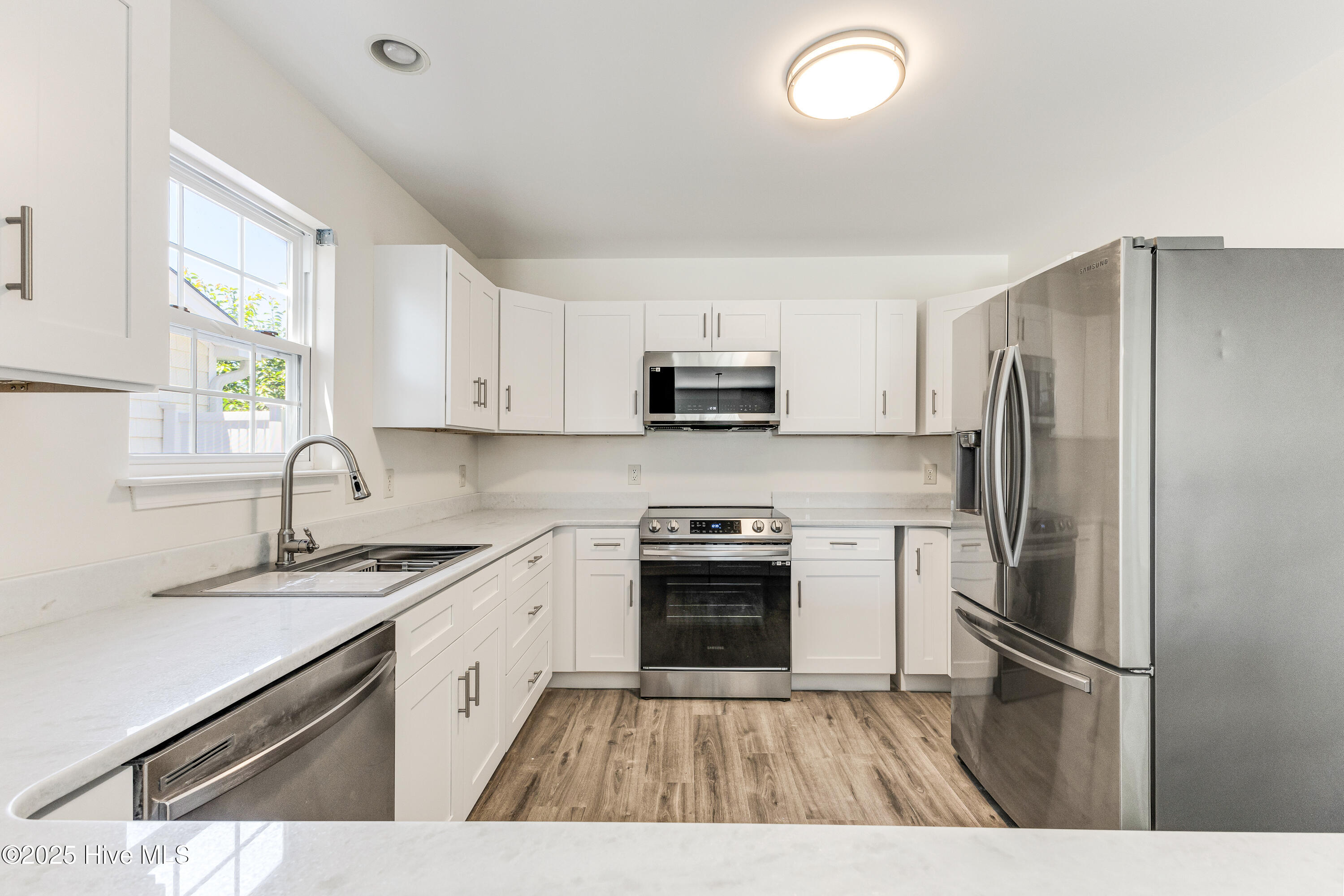 100563033 | Photo 19