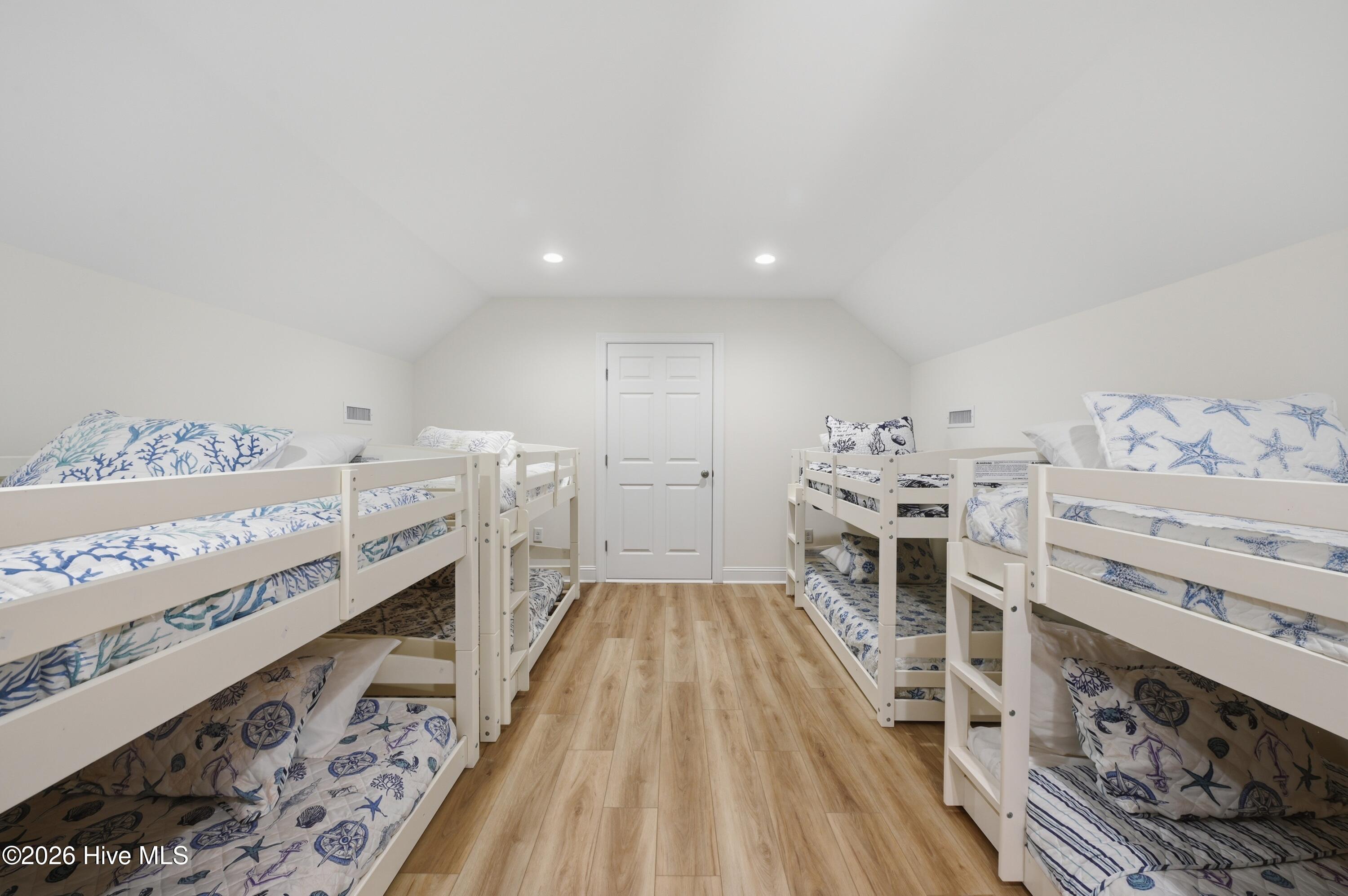 100561977 | Photo 48