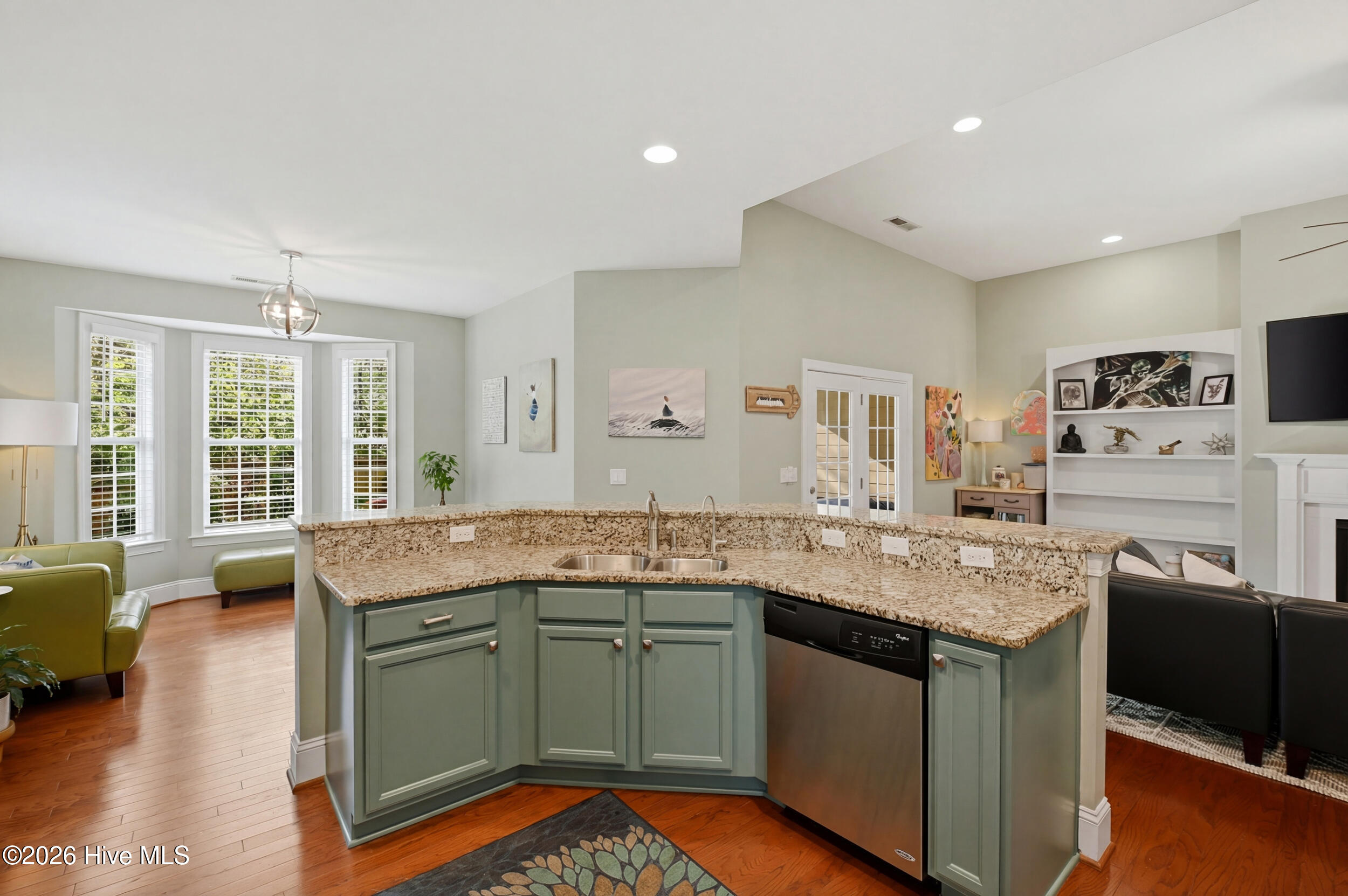 100563166 | Photo 15