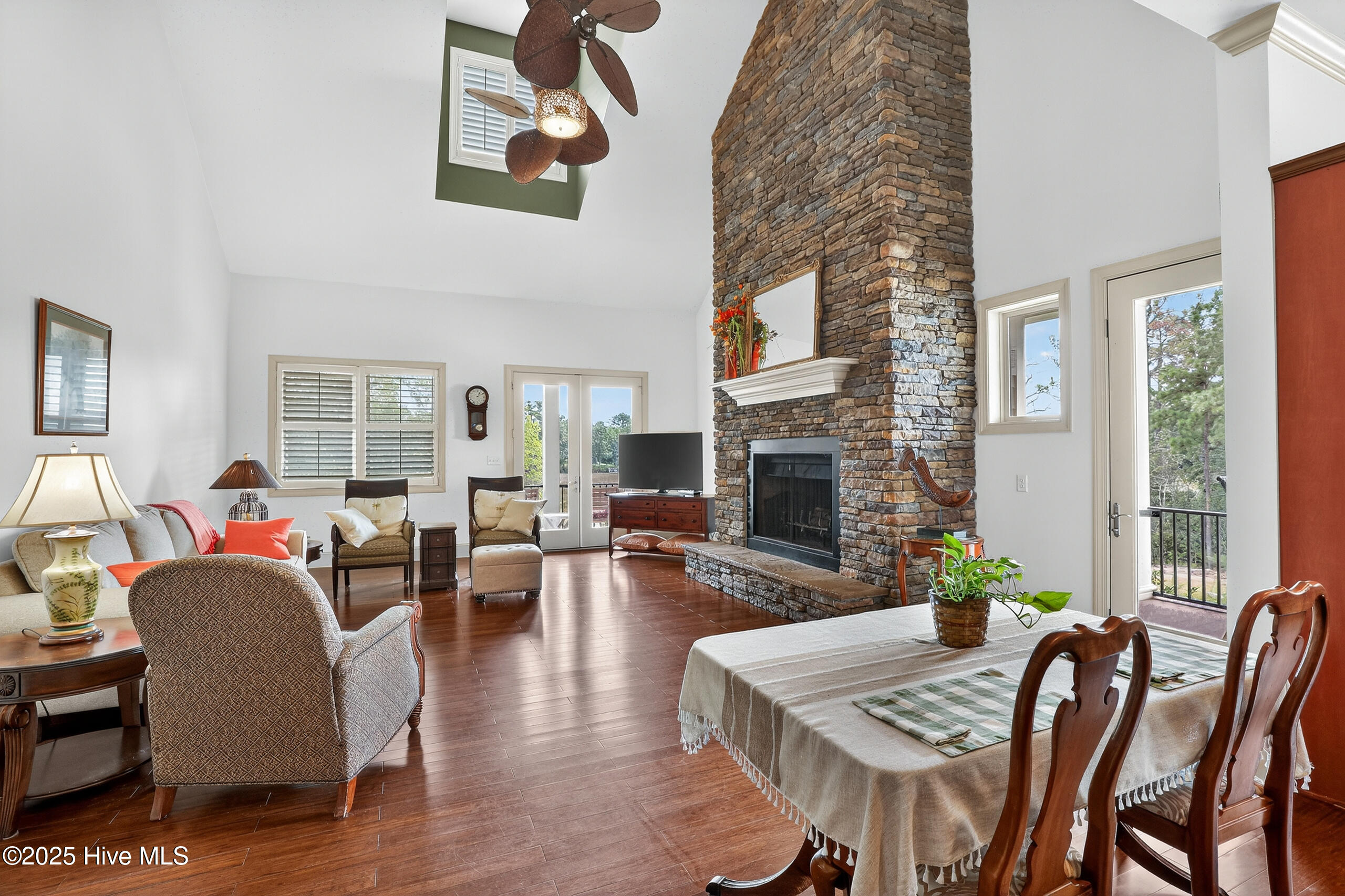 100527488 | Photo 27