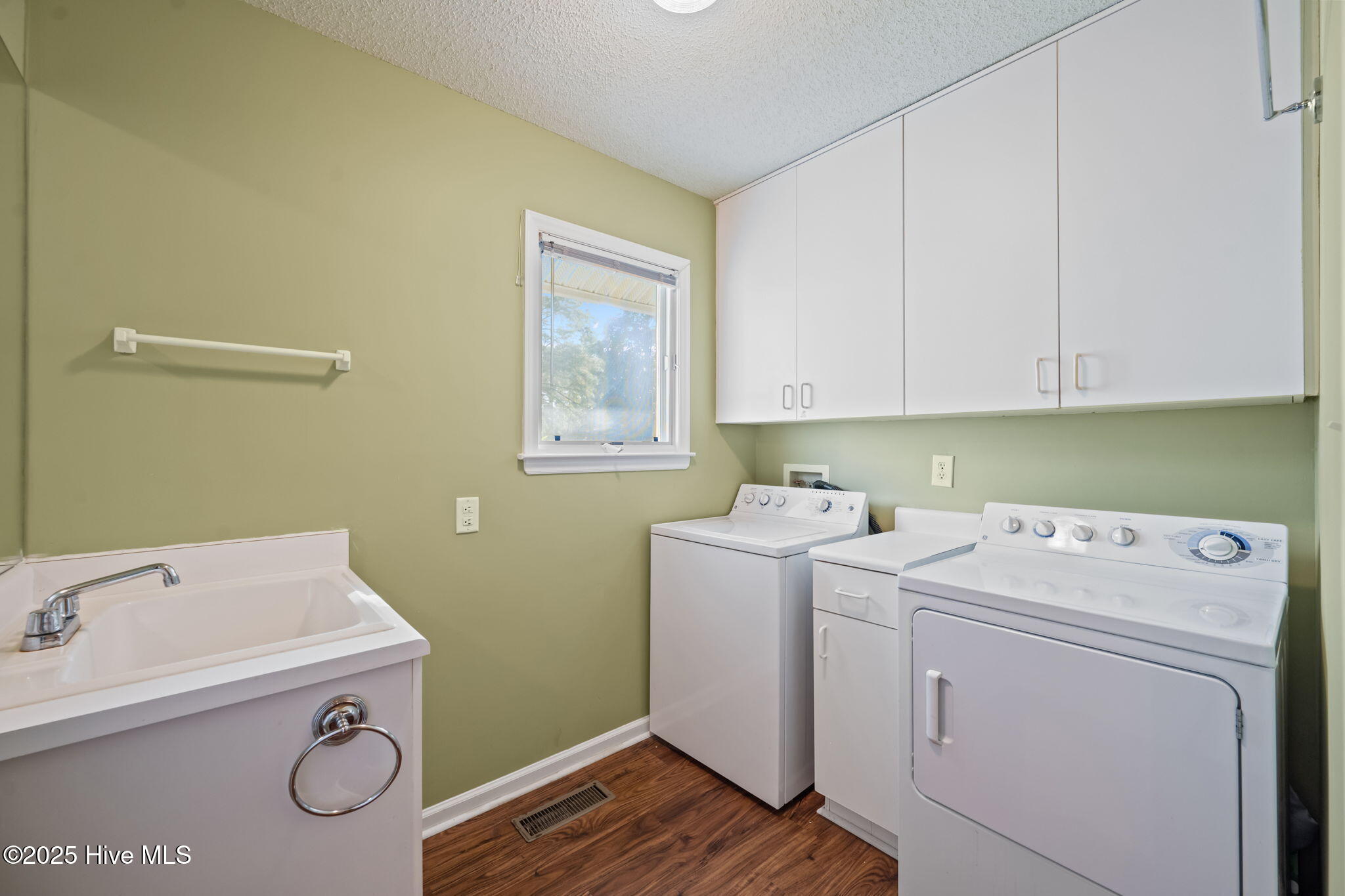 100542327 | Photo 42