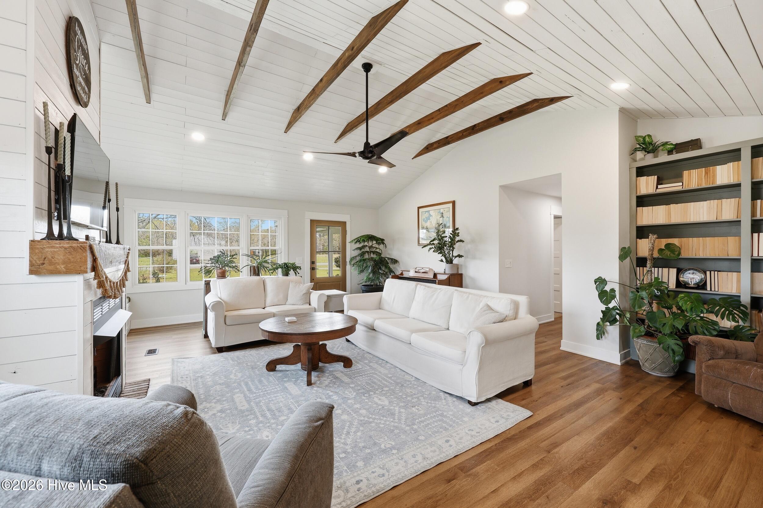 100562935 | Photo 12