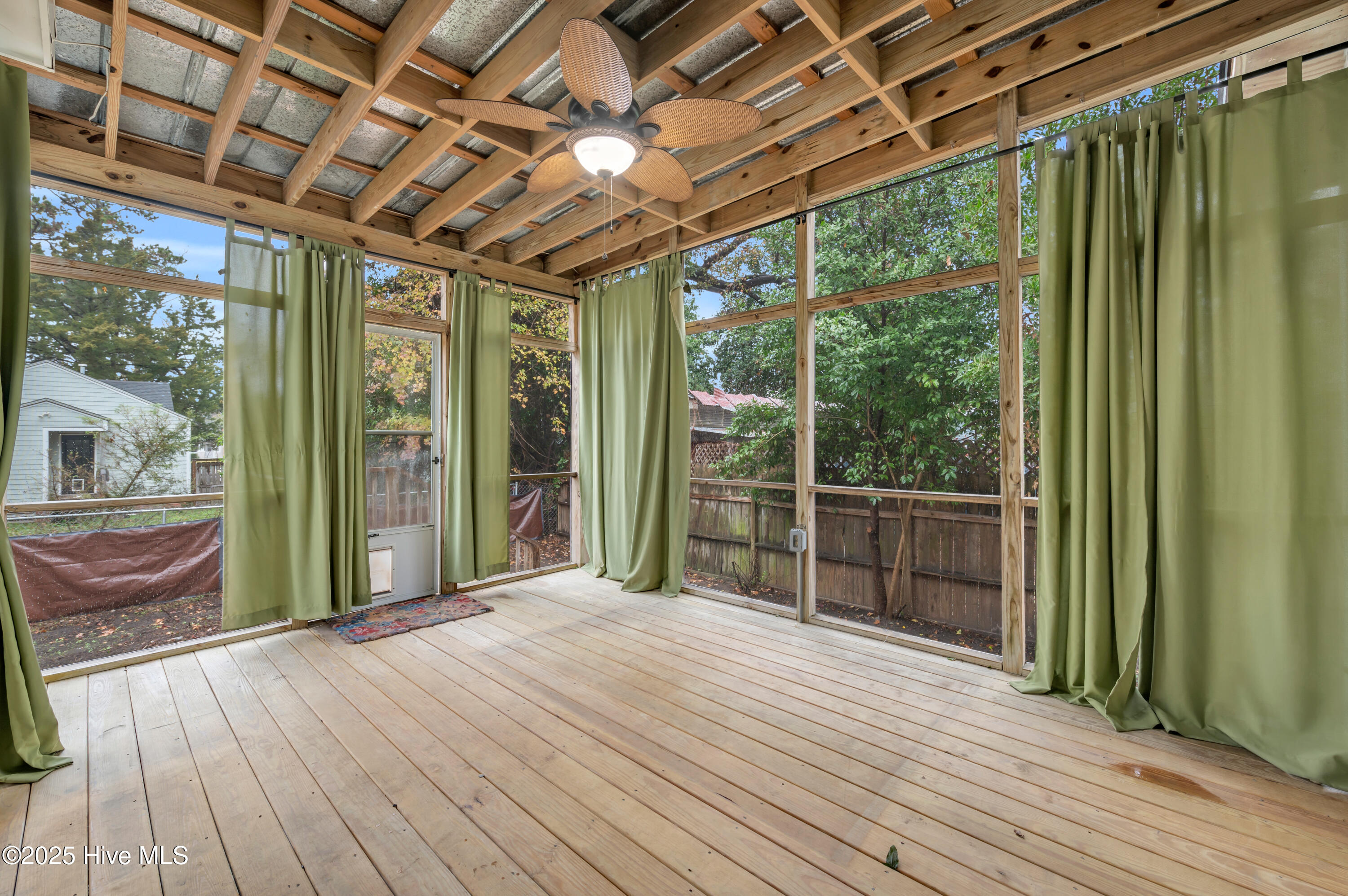 100543945 | Photo 25